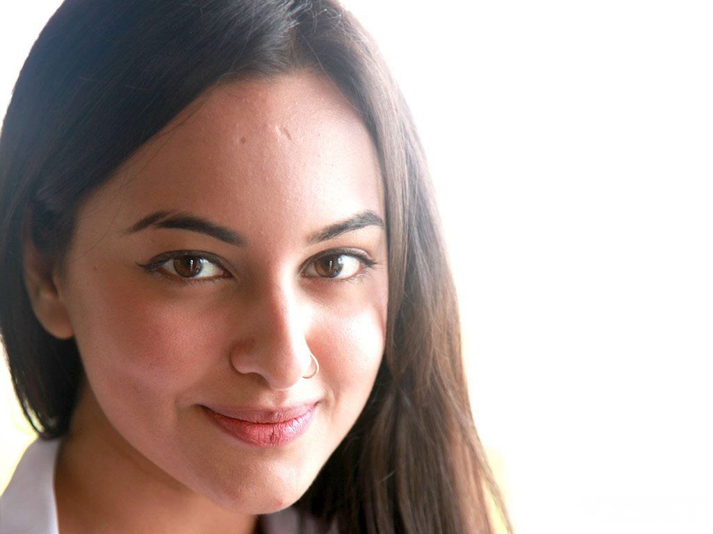 Sonakshi Sinha Hot Latest Wallpaper 2010 2011 Face C