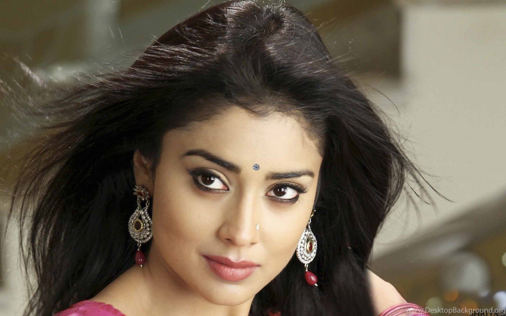 South Indian Celebrity Shriya Saran Beautiful Cute Face Wallpaper