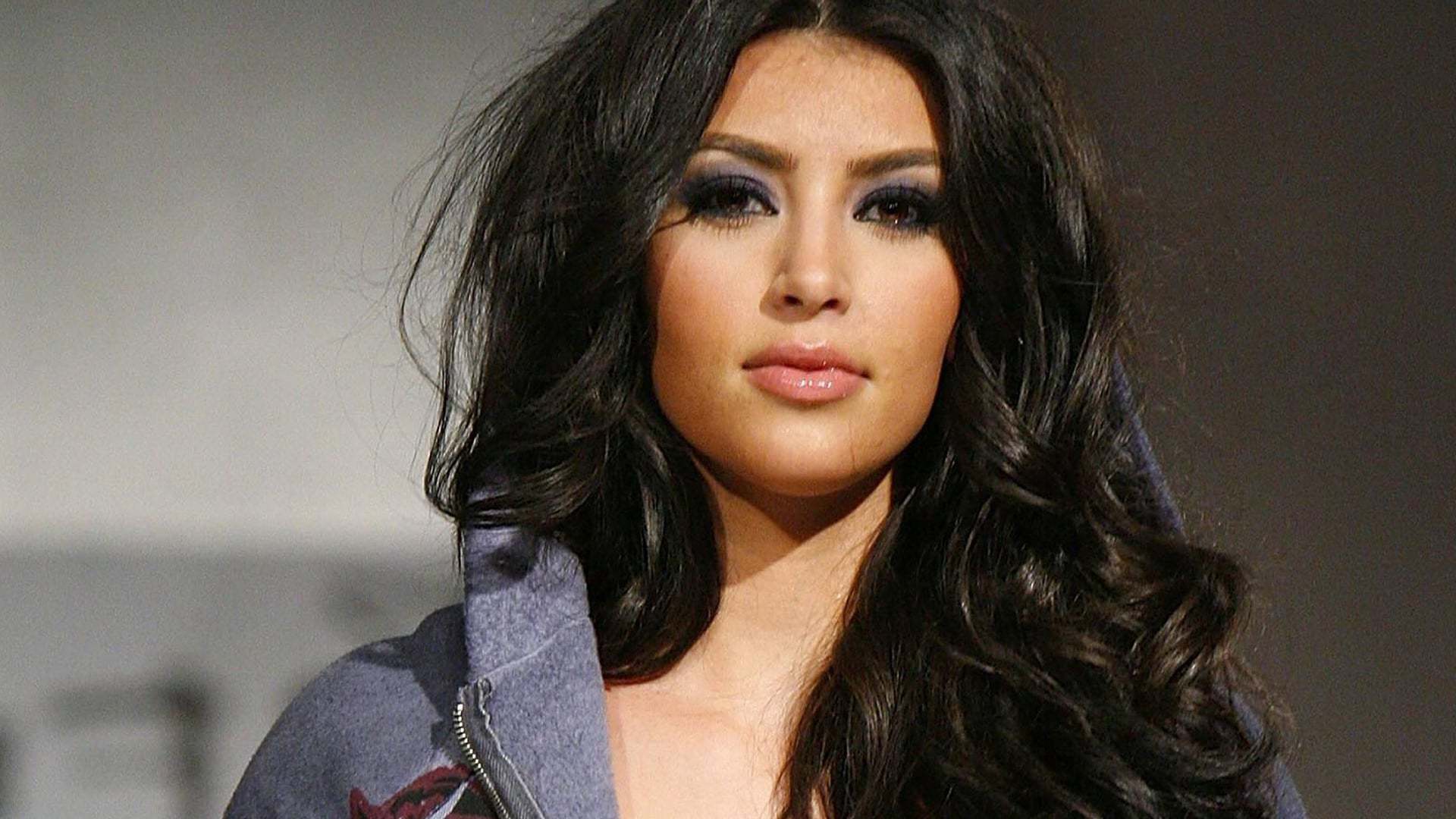 Natural beauty Kim Kardashian cakey extreme closeup botched