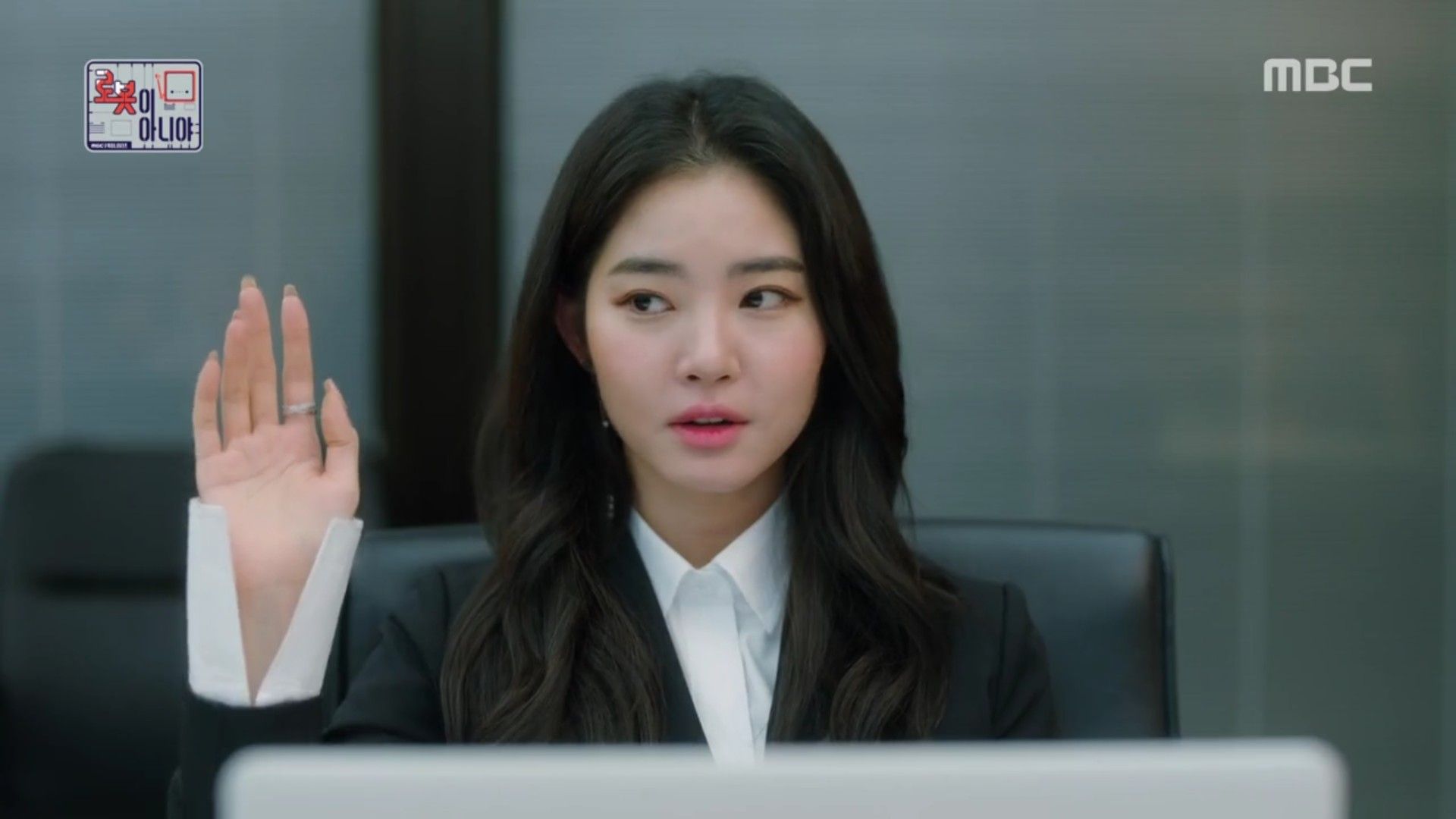 Hwang Seung Eon as Ye Ri El Min kyu's childhood friend and first