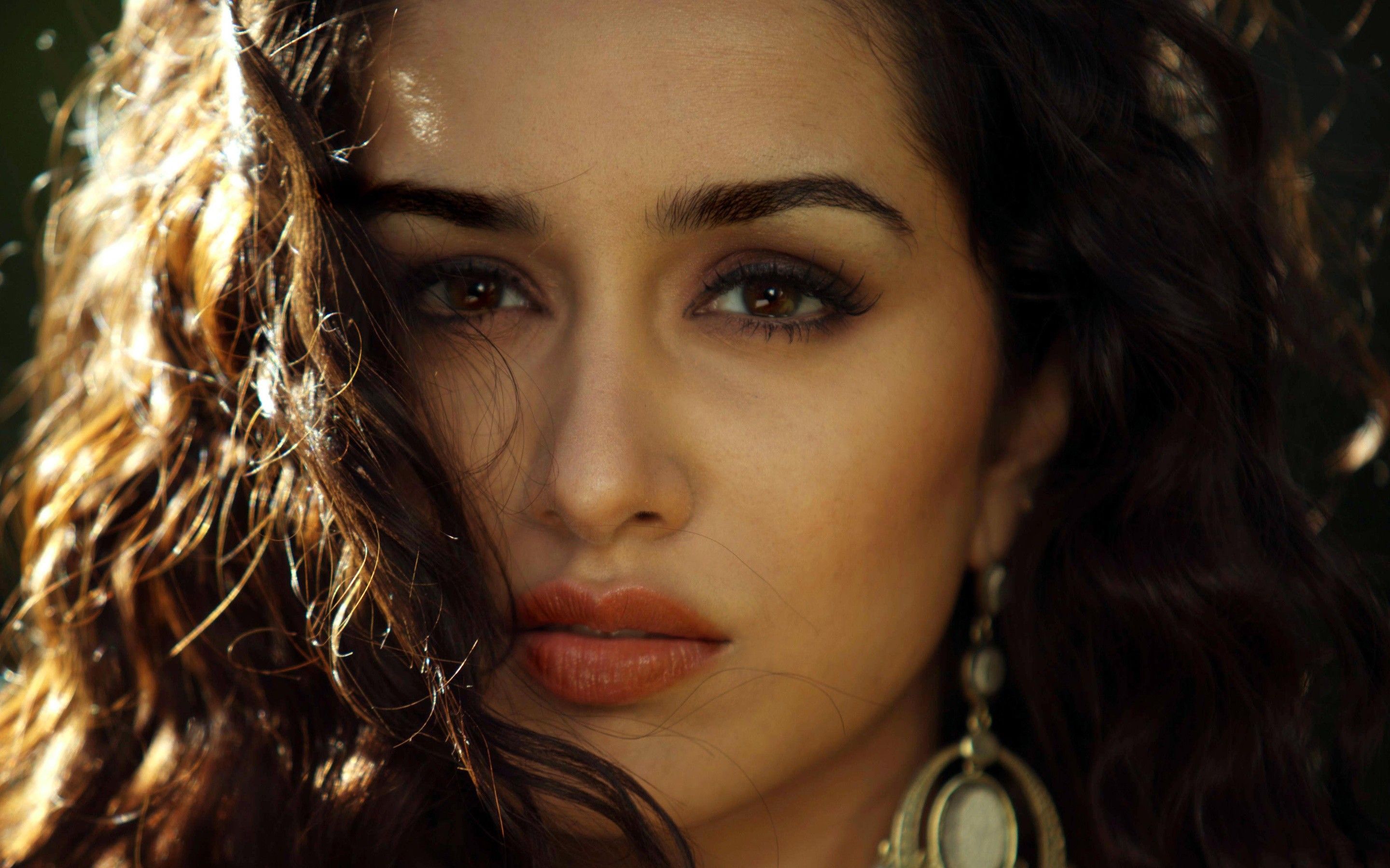 Shraddha Kapoor wallpaperx1800