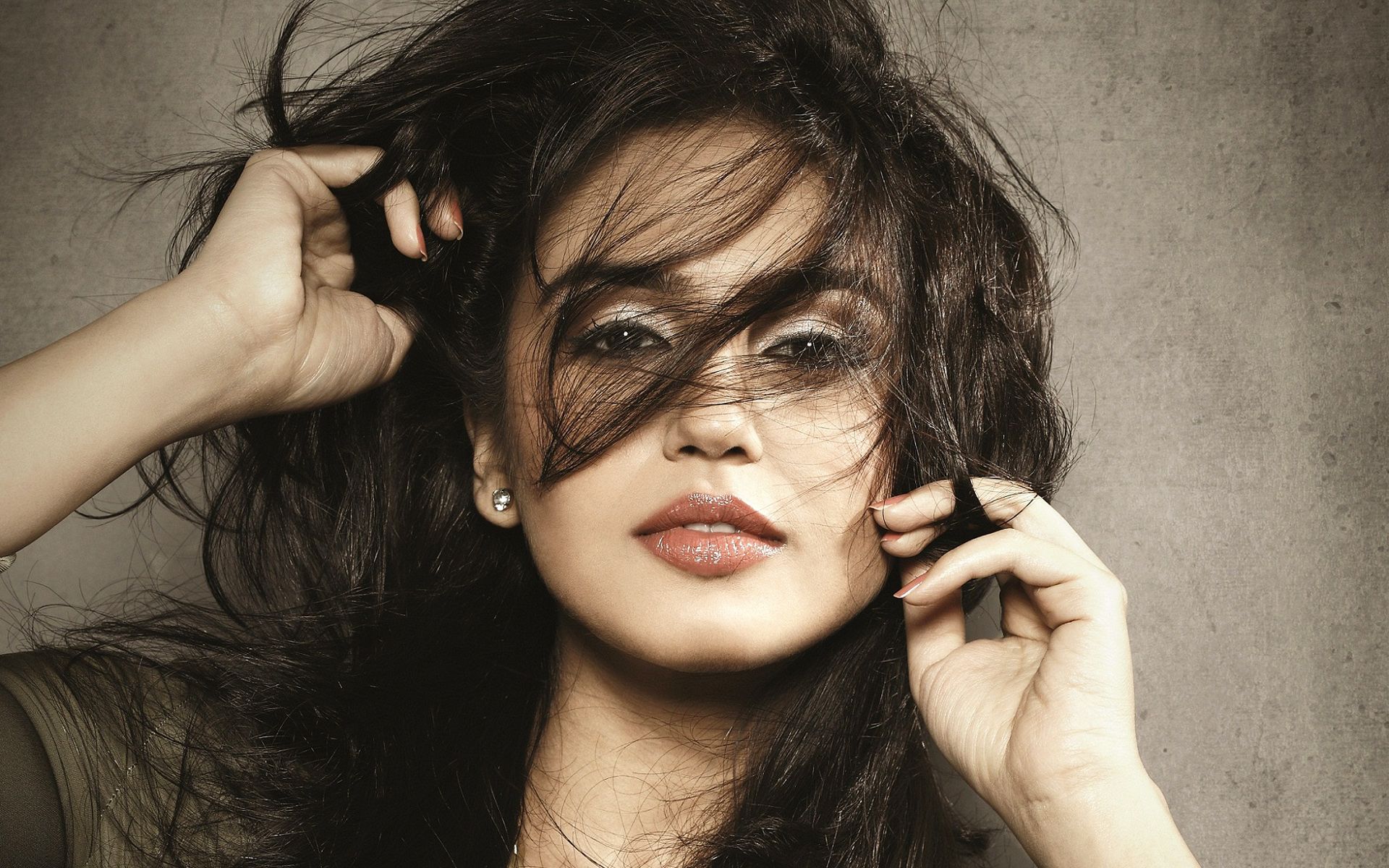 Huma Qureshi Messy Hair Close up wallpaper iPhone 4