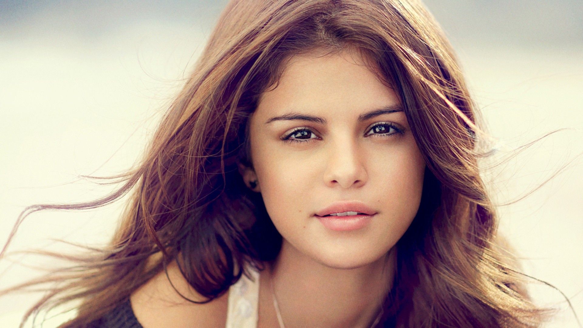 Selena Gomez Face Closeup Shot Wallpaper