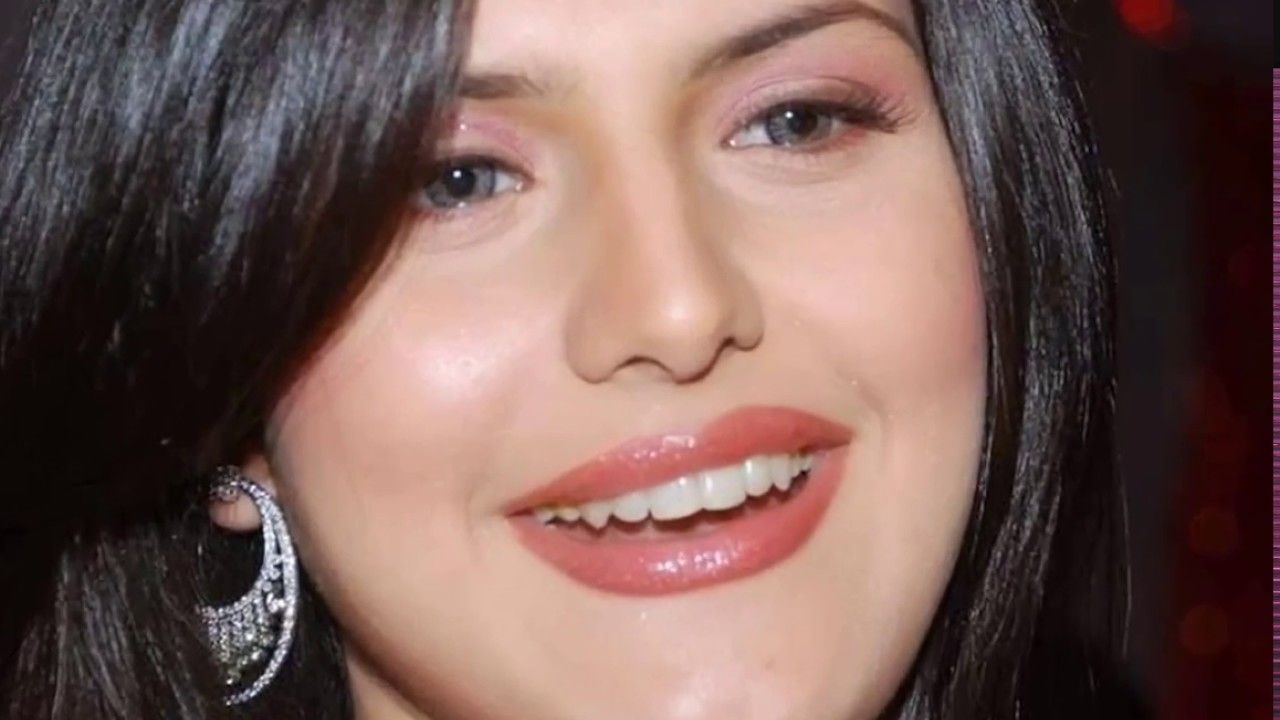 Zareen Khan Face Close Up Glamour is Here