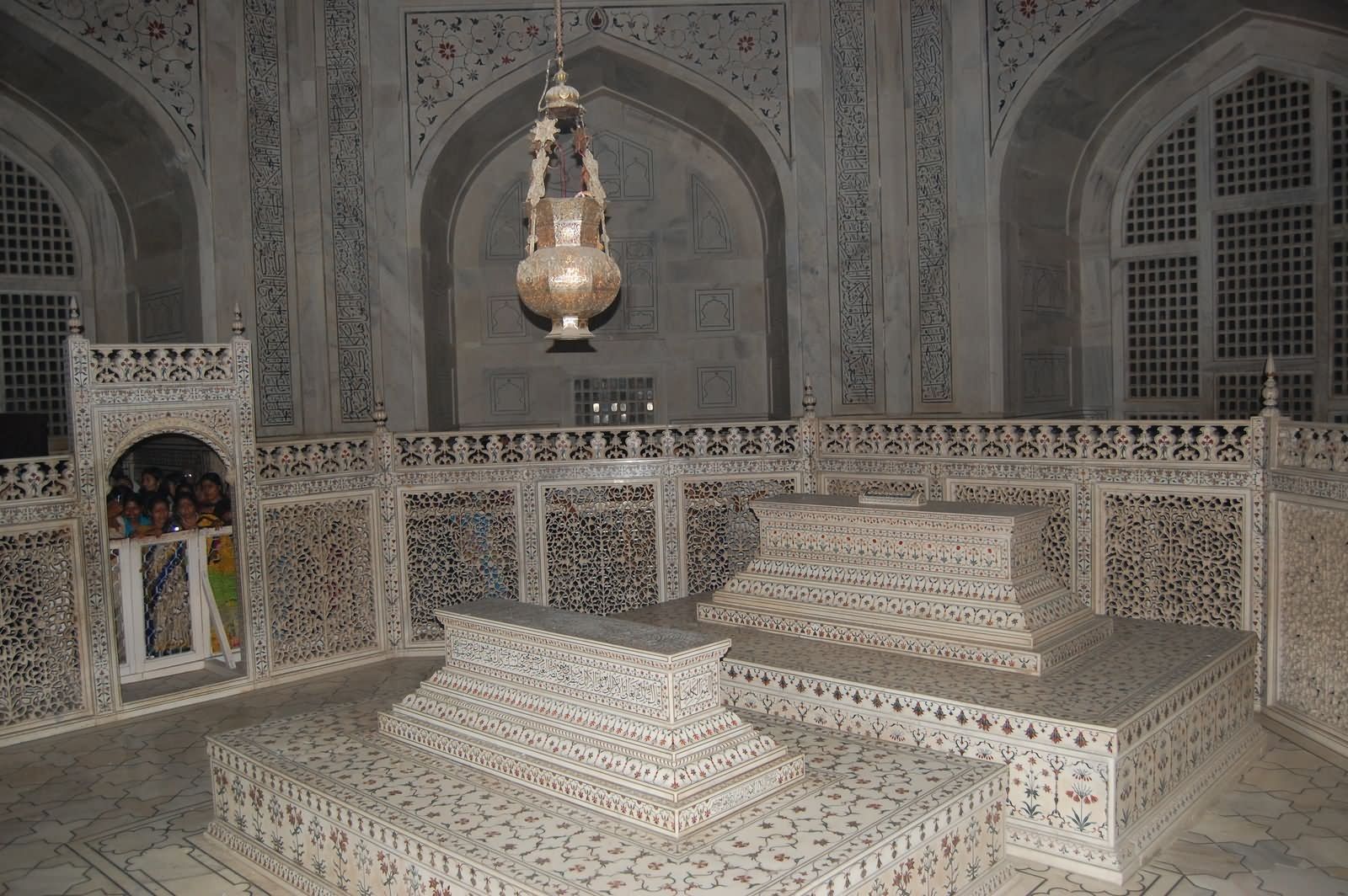 inside the taj mahalVery Beautiful Taj Mahal Inside Picture
