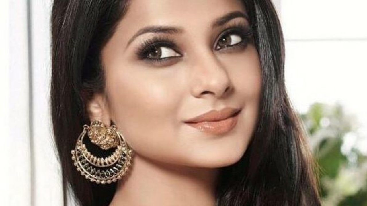 Jennifer Winget Age, Boyfriend, Husband, Family, Biography & More