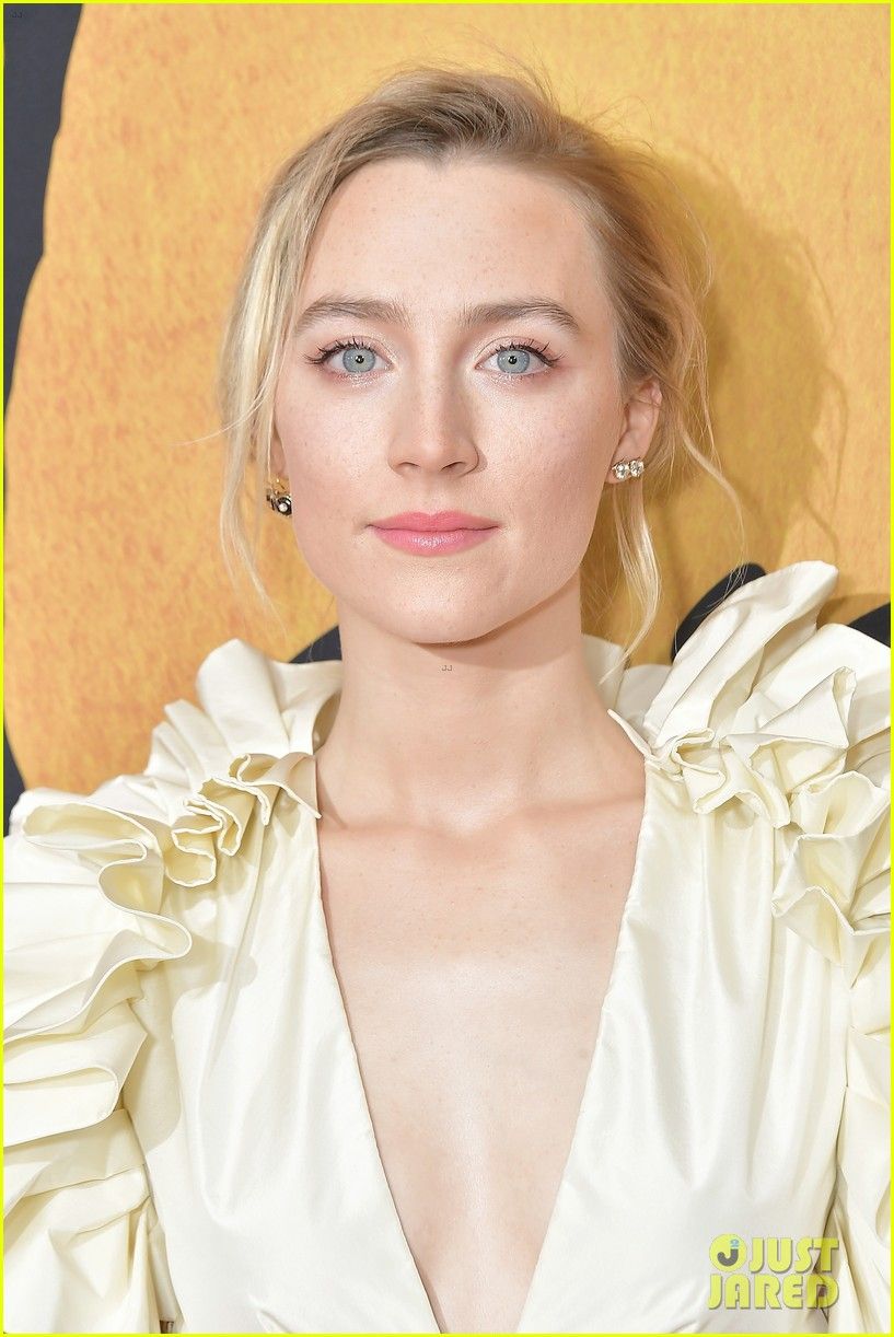 Margot Robbie & Saoirse Ronan Team Up for 'Mary Queen of Scots