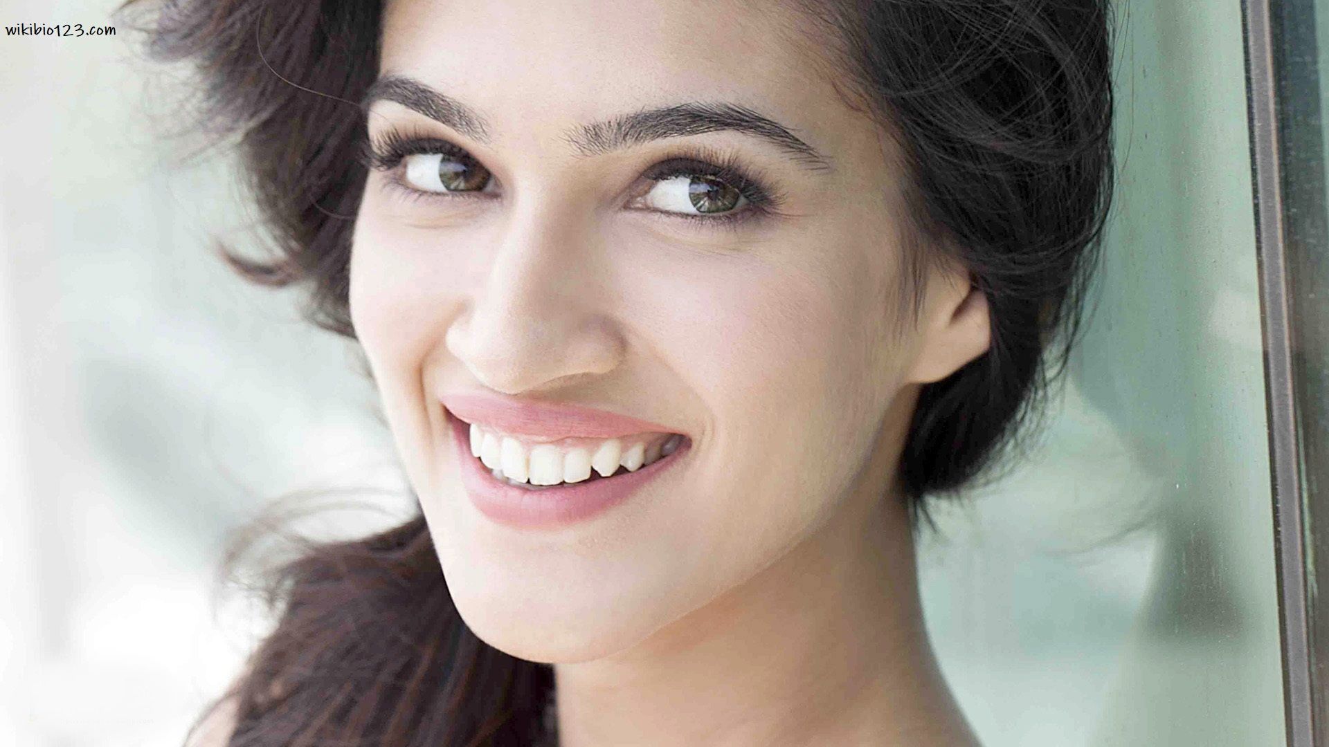 Kriti Sanon wiki Bio Age Figure size Height HD Image Wallpaper