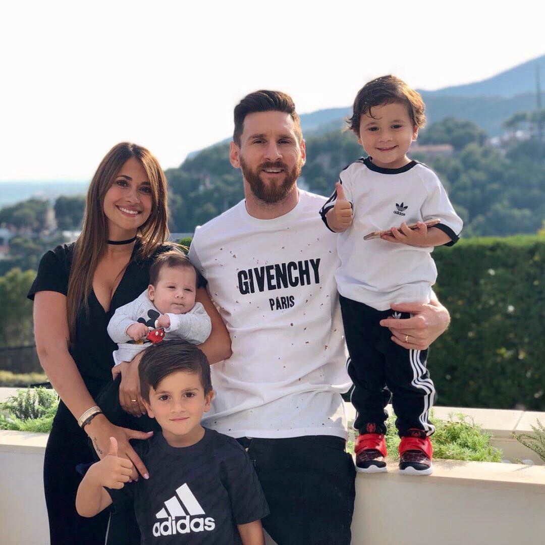 Lionel Messi And Family Photo