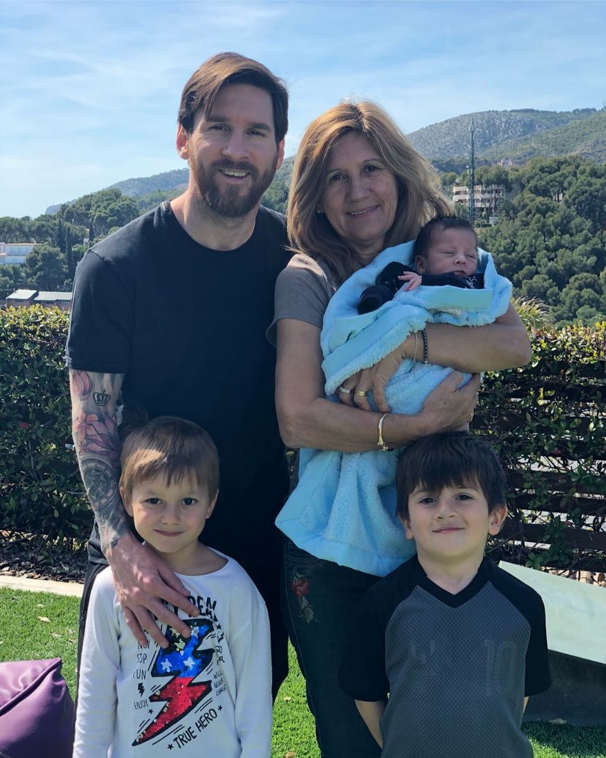 Viral Vacay Picture of Barcelona Star Lionel Messi & His Family