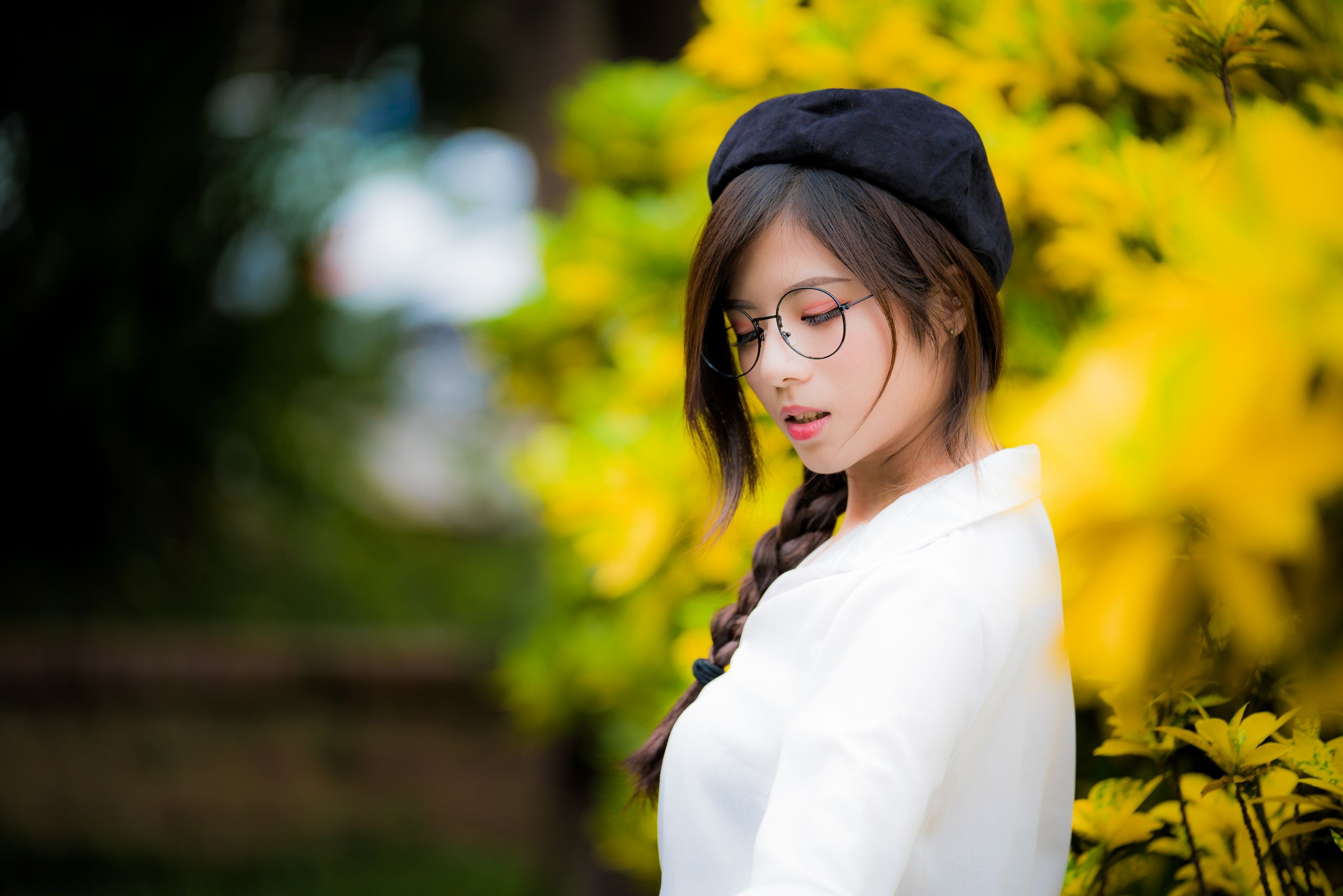 Asian girl with glasses and a black beret Desktop wallpaper 2560x1600