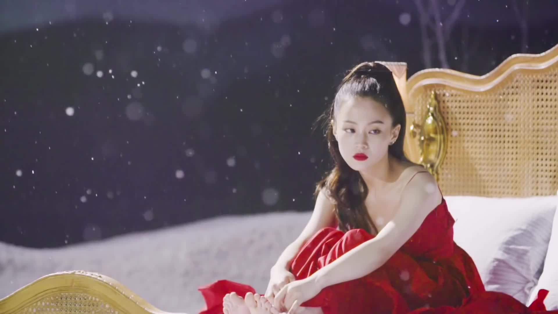 LEE HI One Making GIF