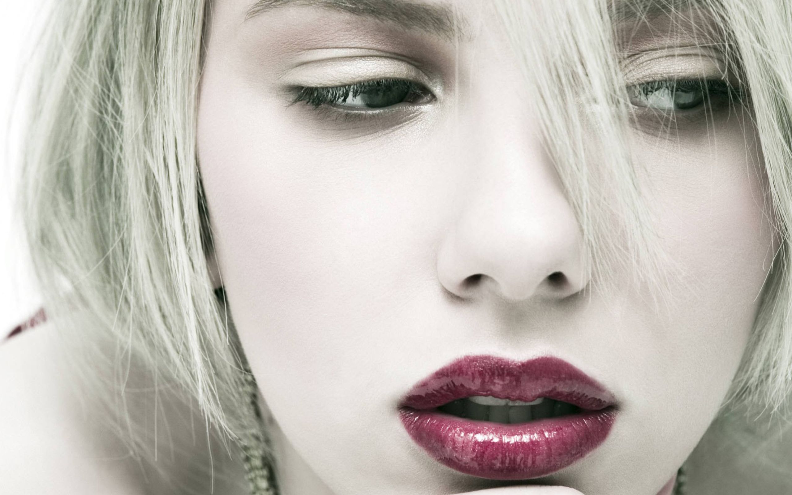 Scarlett Johansson close up photo 2560x1600 Resolution