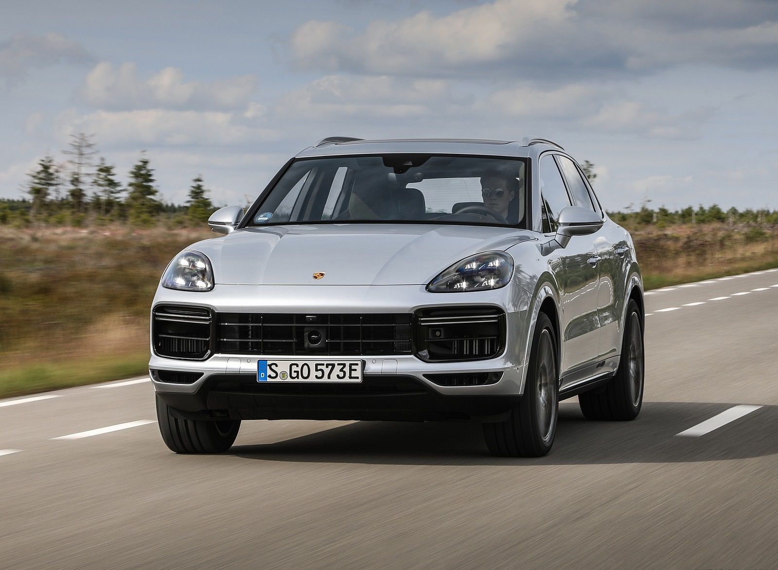 Porsche Cayenne Turbo S E Hybrid Wallpaper HD Image