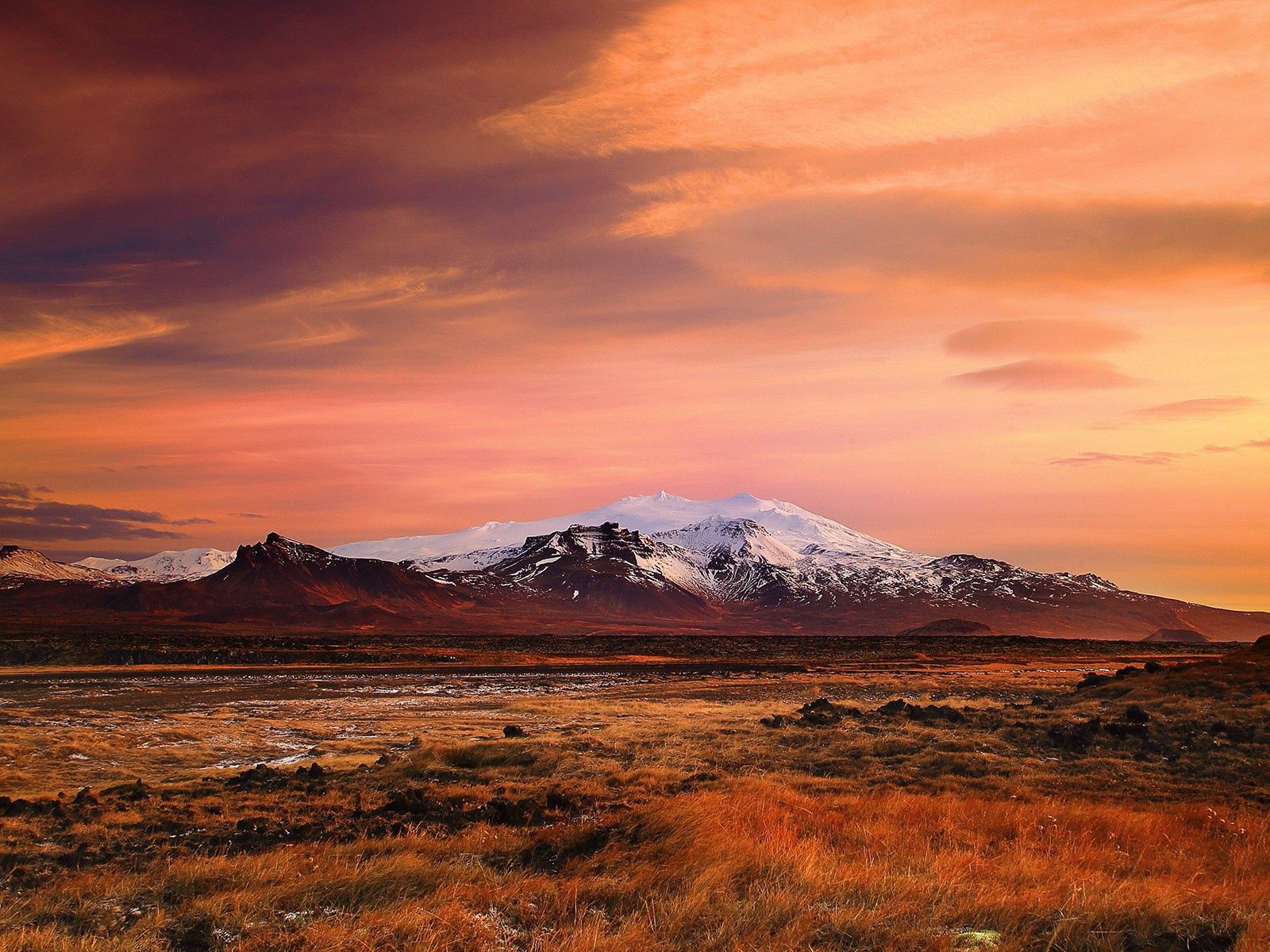 Plains and mountains in Iceland at sunset Desktop wallpaper 1600x1200