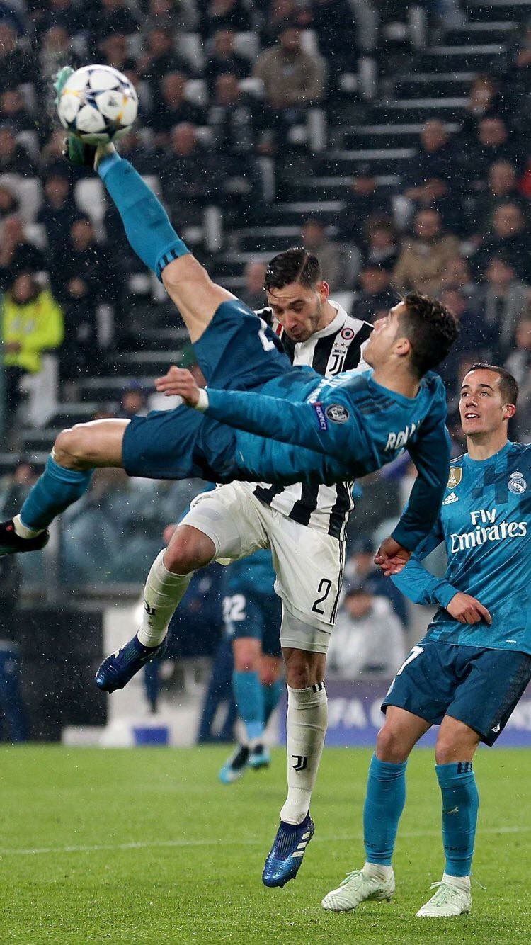 Ronaldo's breathtaking bicycle kick against Juventus, which was followed by an overwhelming standing ova. Ronaldo goals, Cristiano ronaldo goals, Ronaldo football