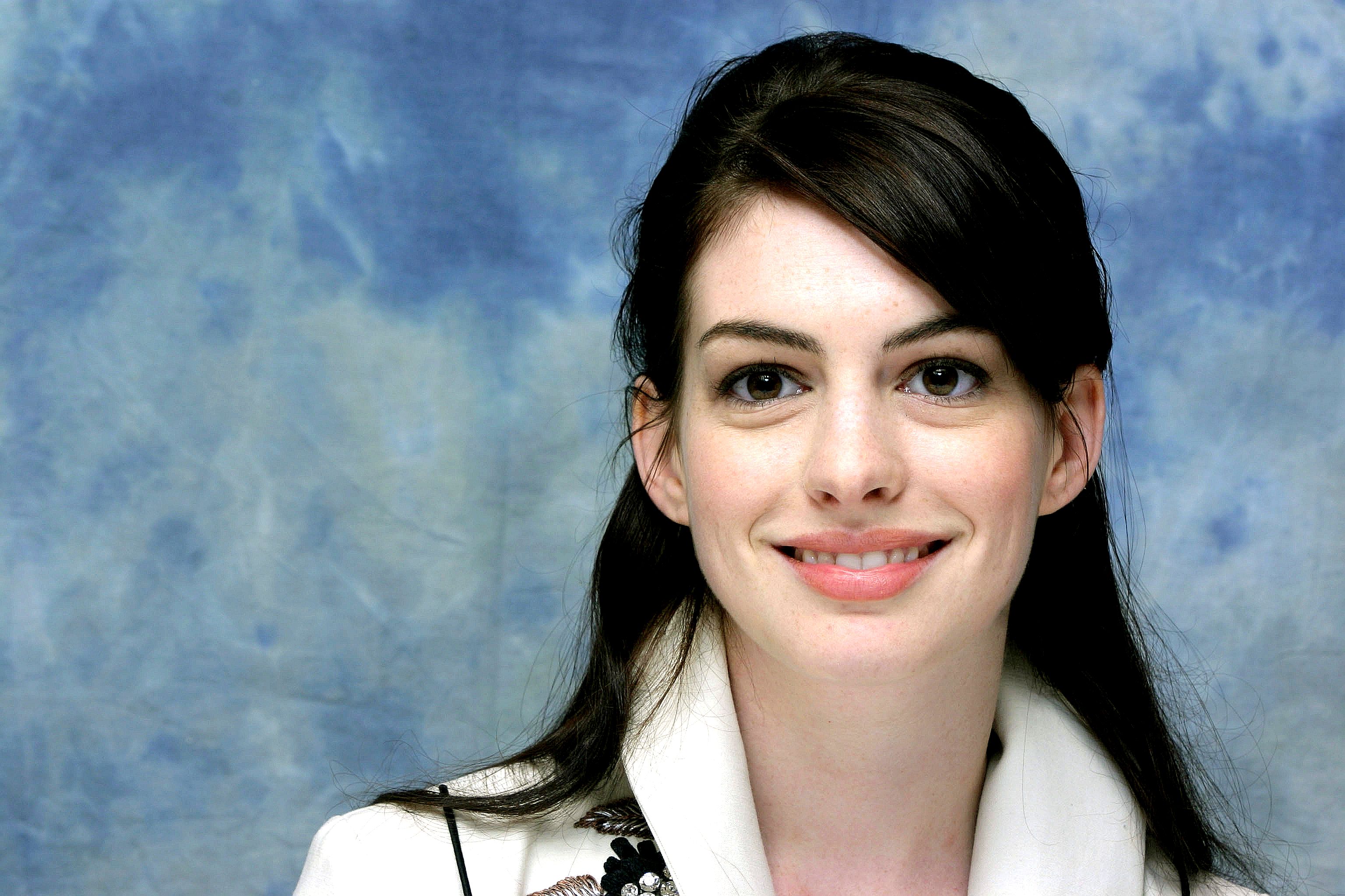 Anne Hathaway HD Wallpaper