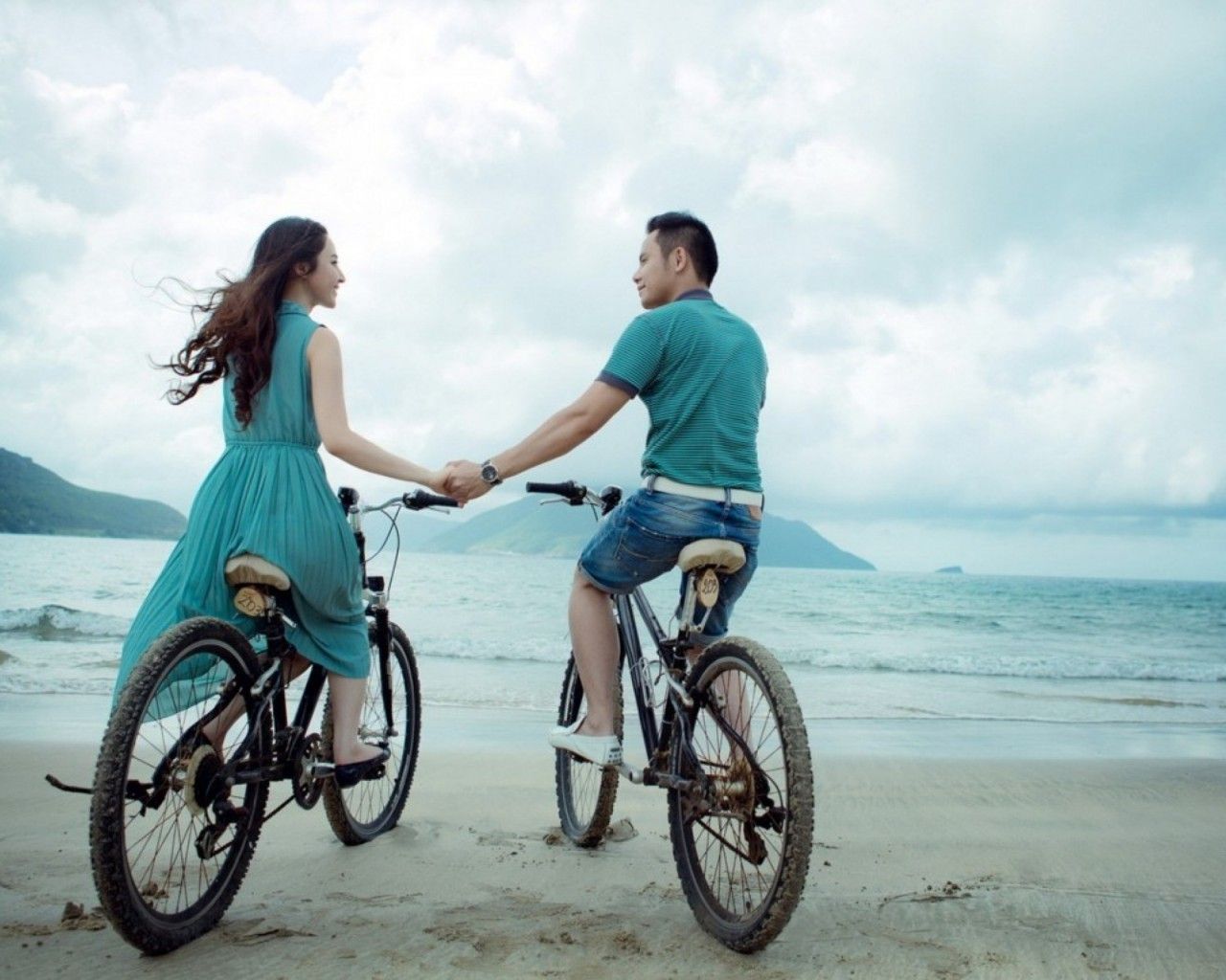 Couple Bicycle Riding On Beach HD Wallpaper 75, Wallpaper13.com