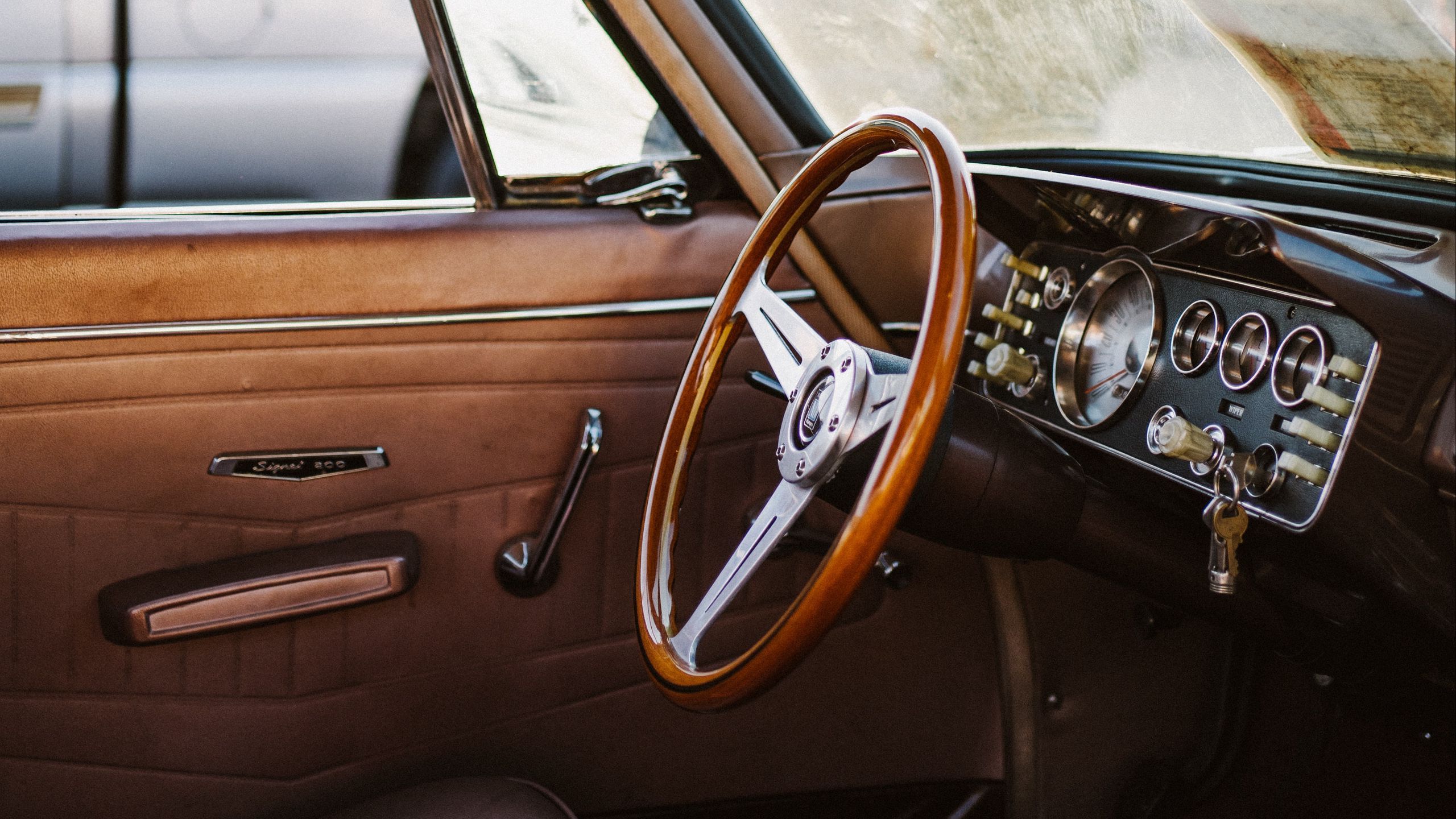 Download wallpaper 2560x1440 steering wheel, salon, vintage, retro