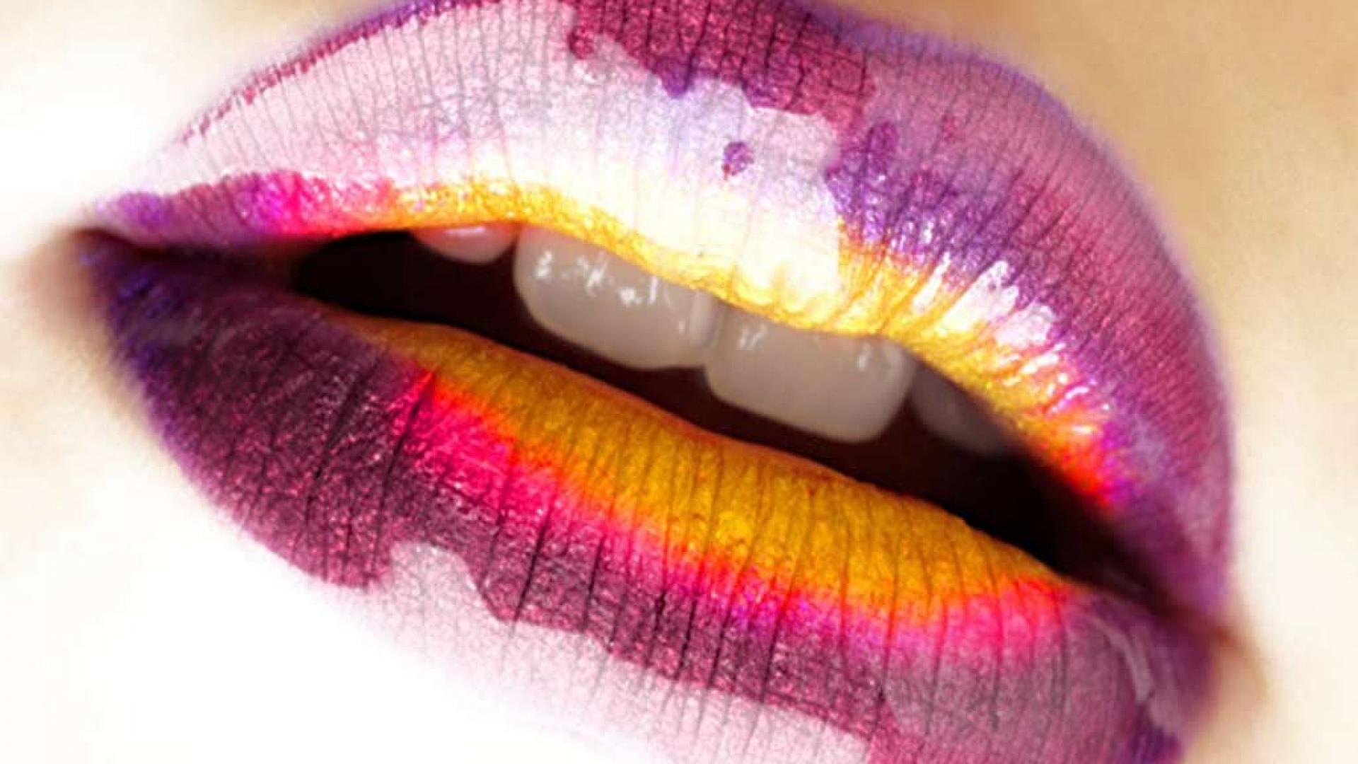 Girl Kiss Image HD