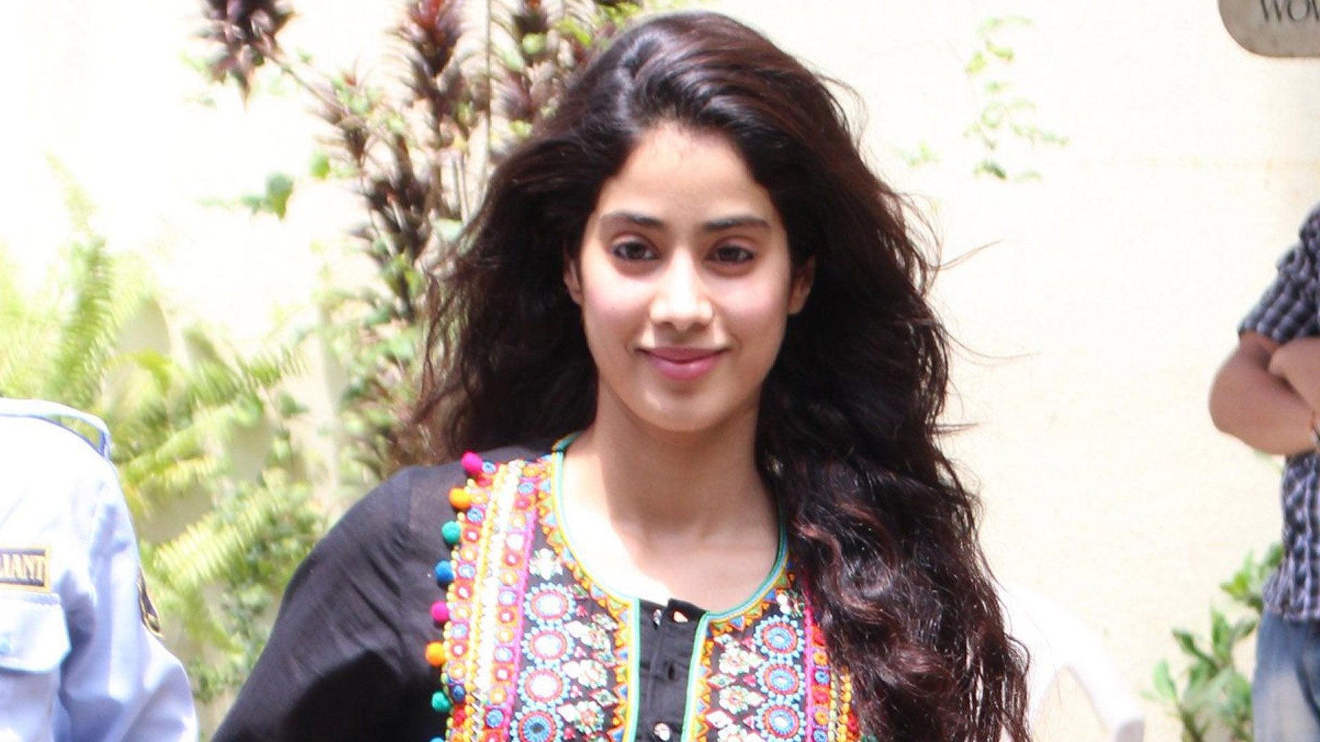 Jhanvi Kapoor's bright kurta is the perfect outfit for a relaxed