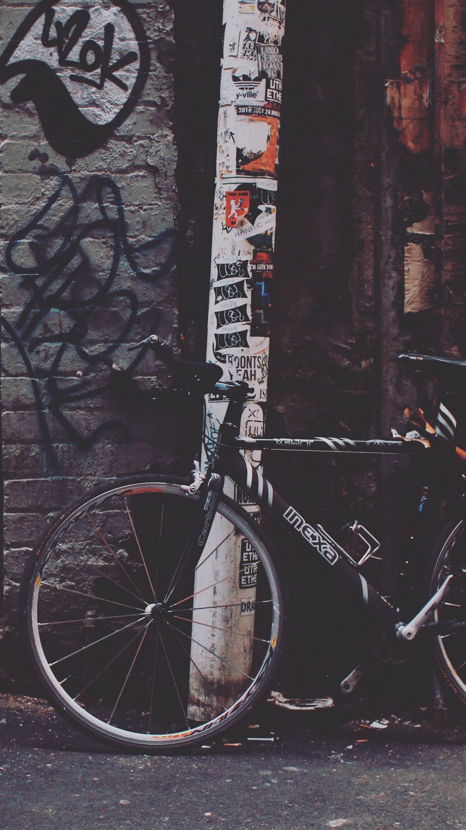 Download Wallpaper 938x1668 Bicycle, Yard, Graffiti Iphone 8 7 6s