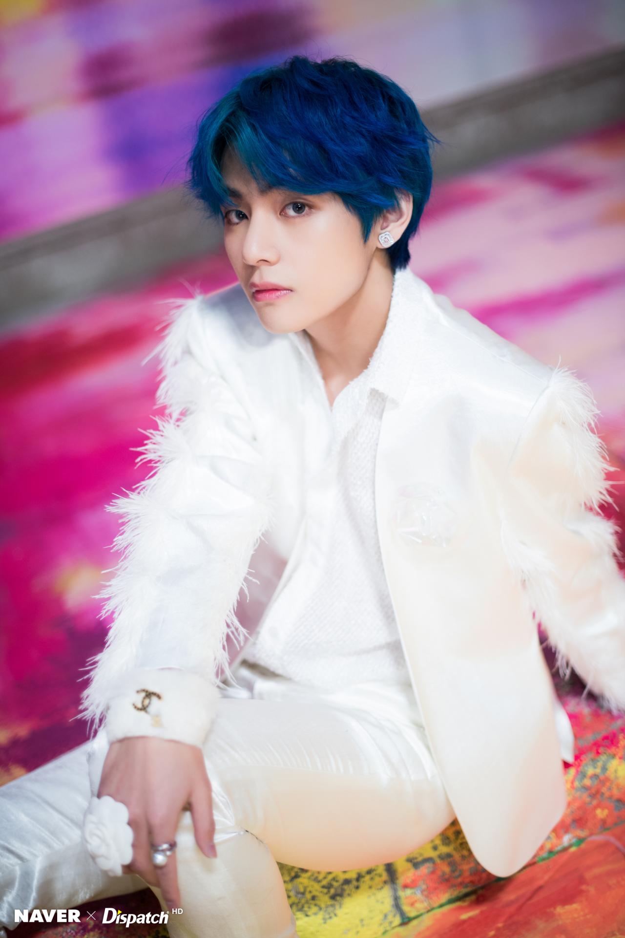 V (BTS) visual king shinning in blue hair