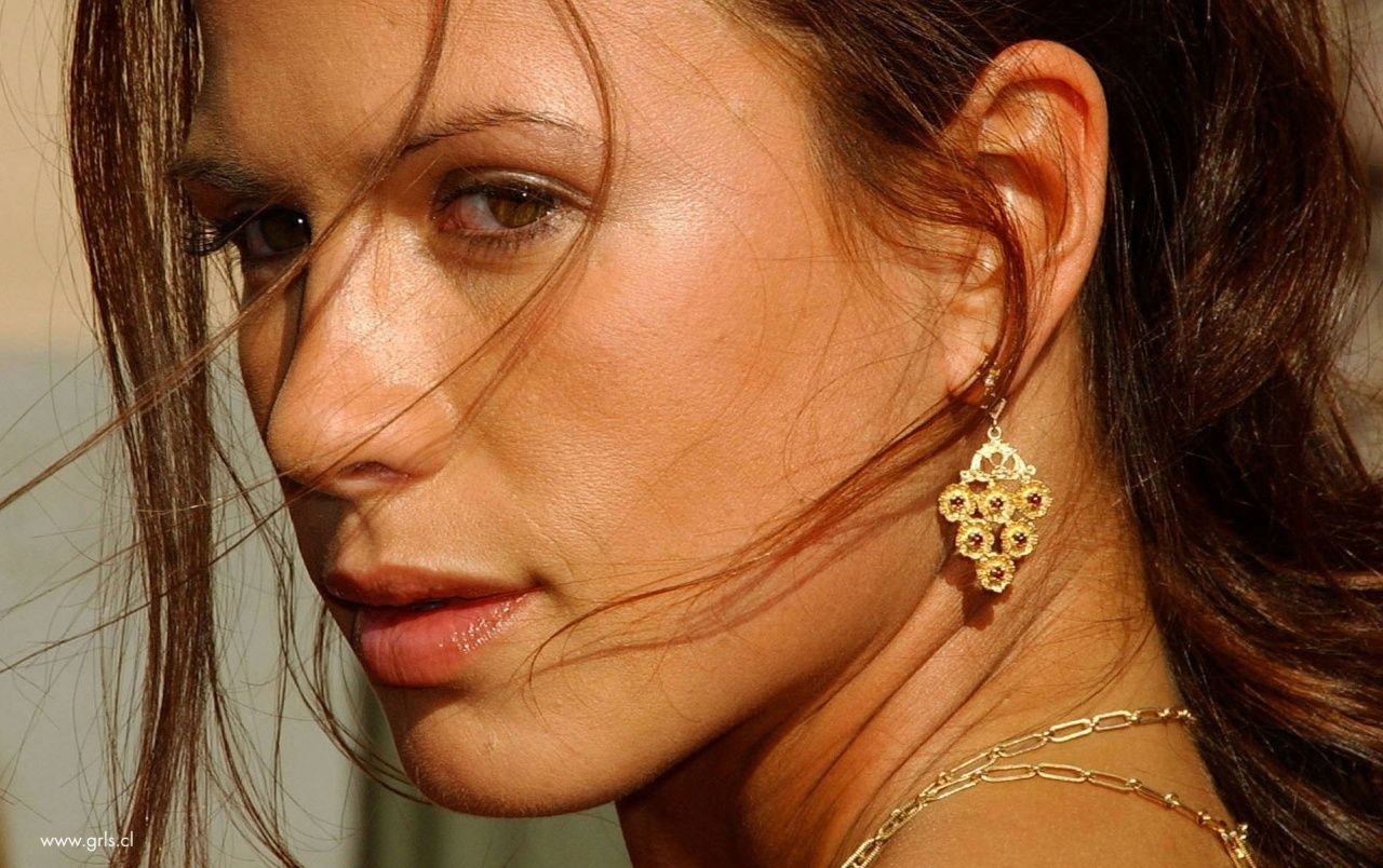 Rhona Mitra Close Up Wallpaper. Rhona Mitra Close Up