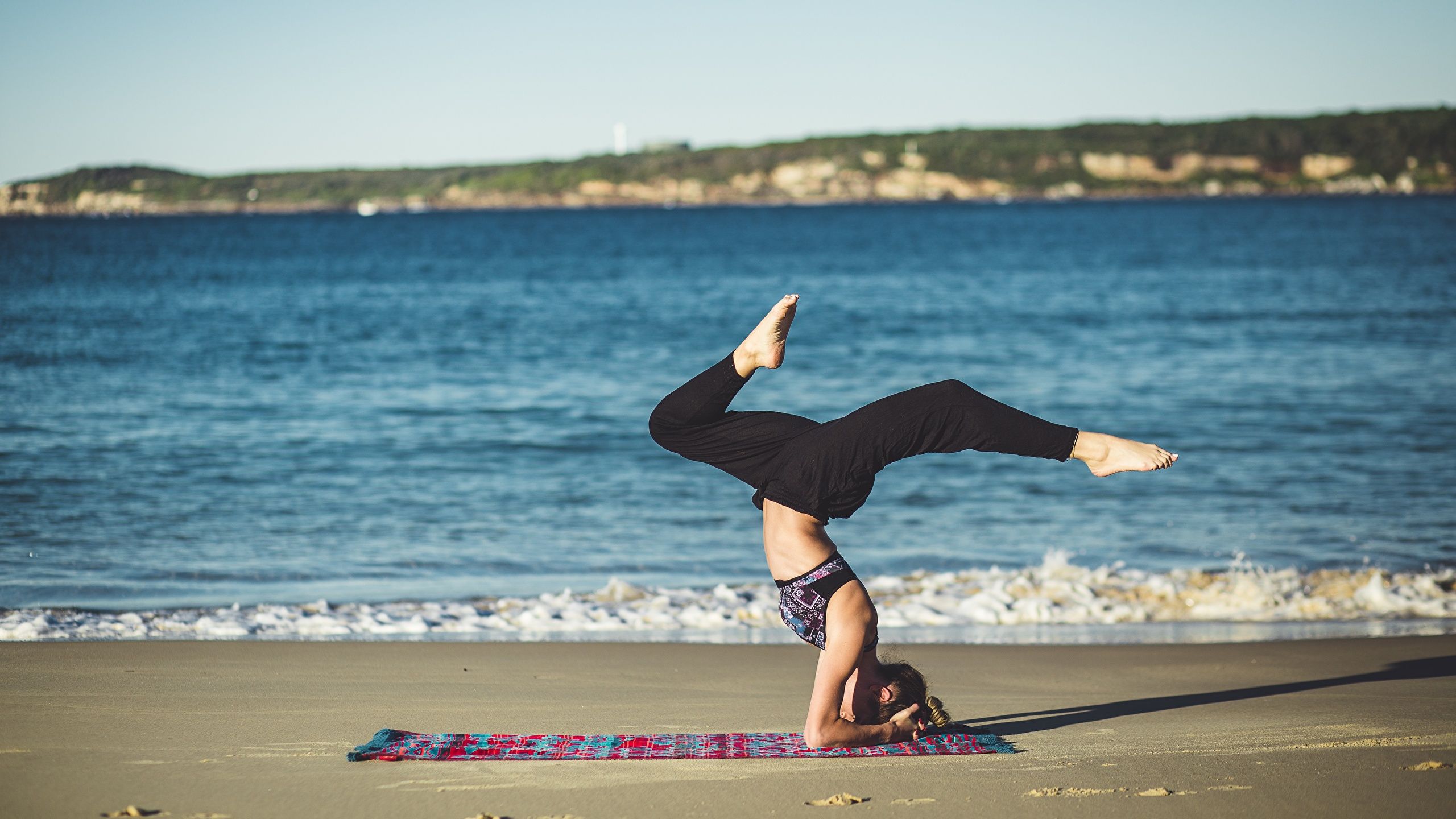 Wallpaper Yoga Beach Sea Girls Legs[2560*1440]