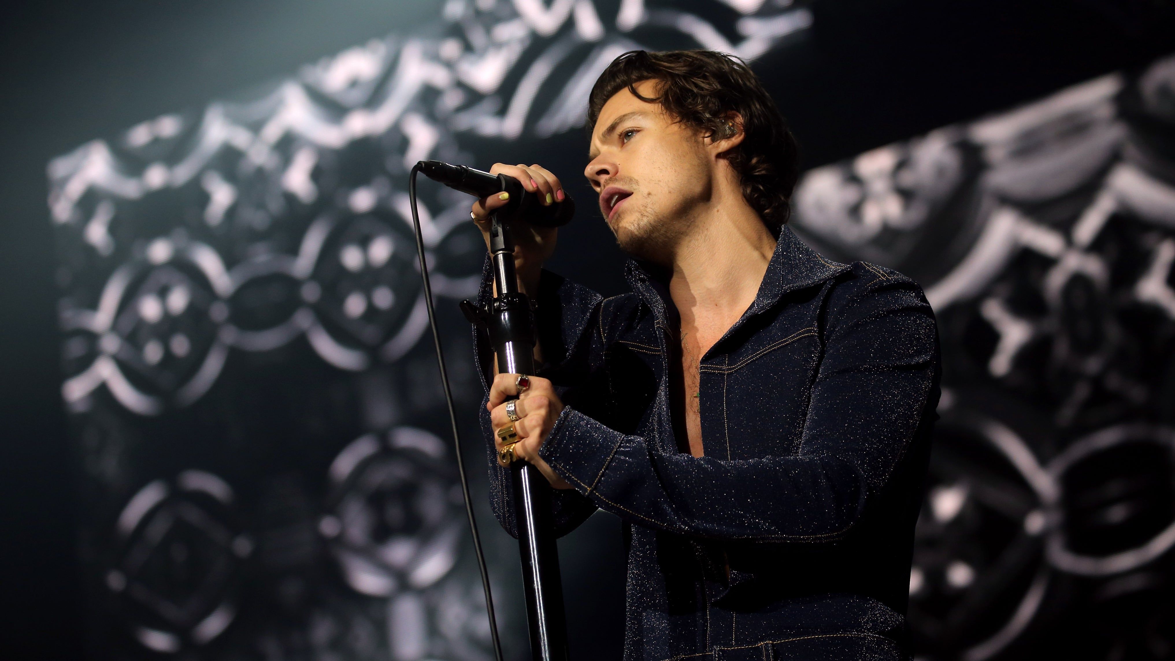 Harry Styles Performs One Direction's 'What Makes You Beautiful' 8