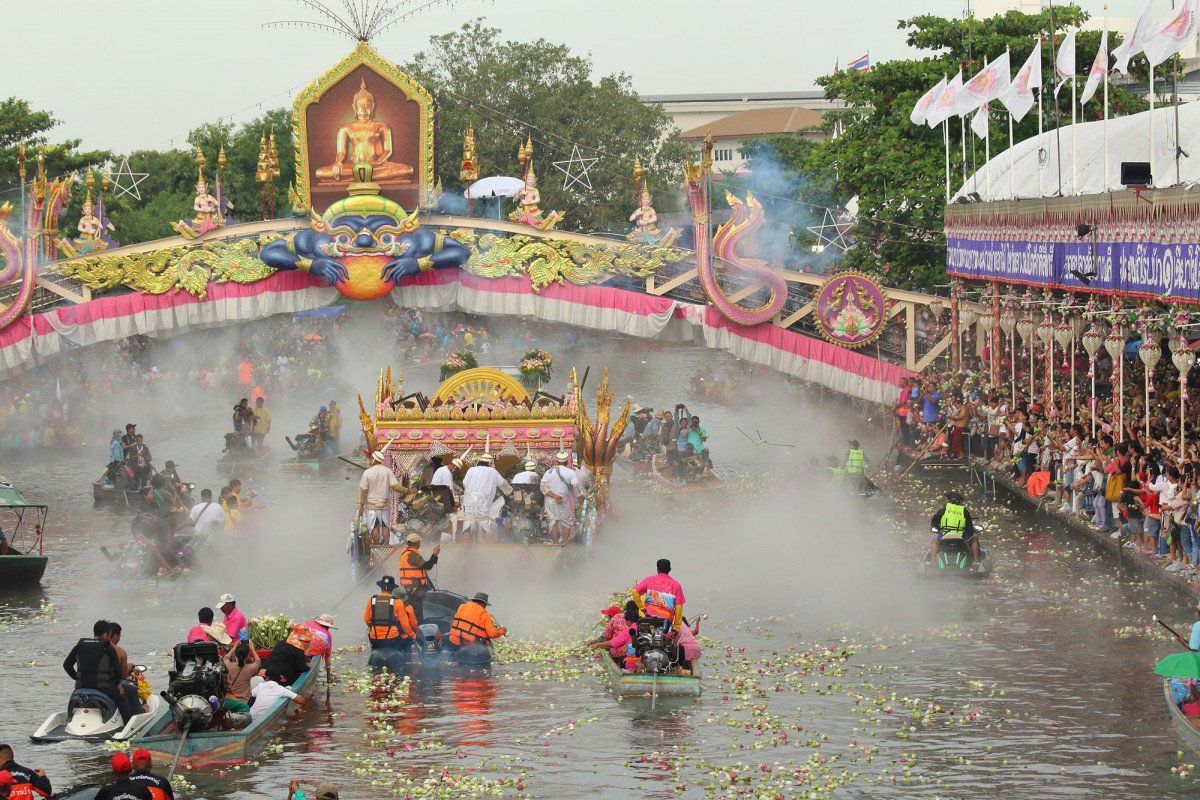 The 'Rub Bua', is celebrated a day before 'Ok Phansa' or