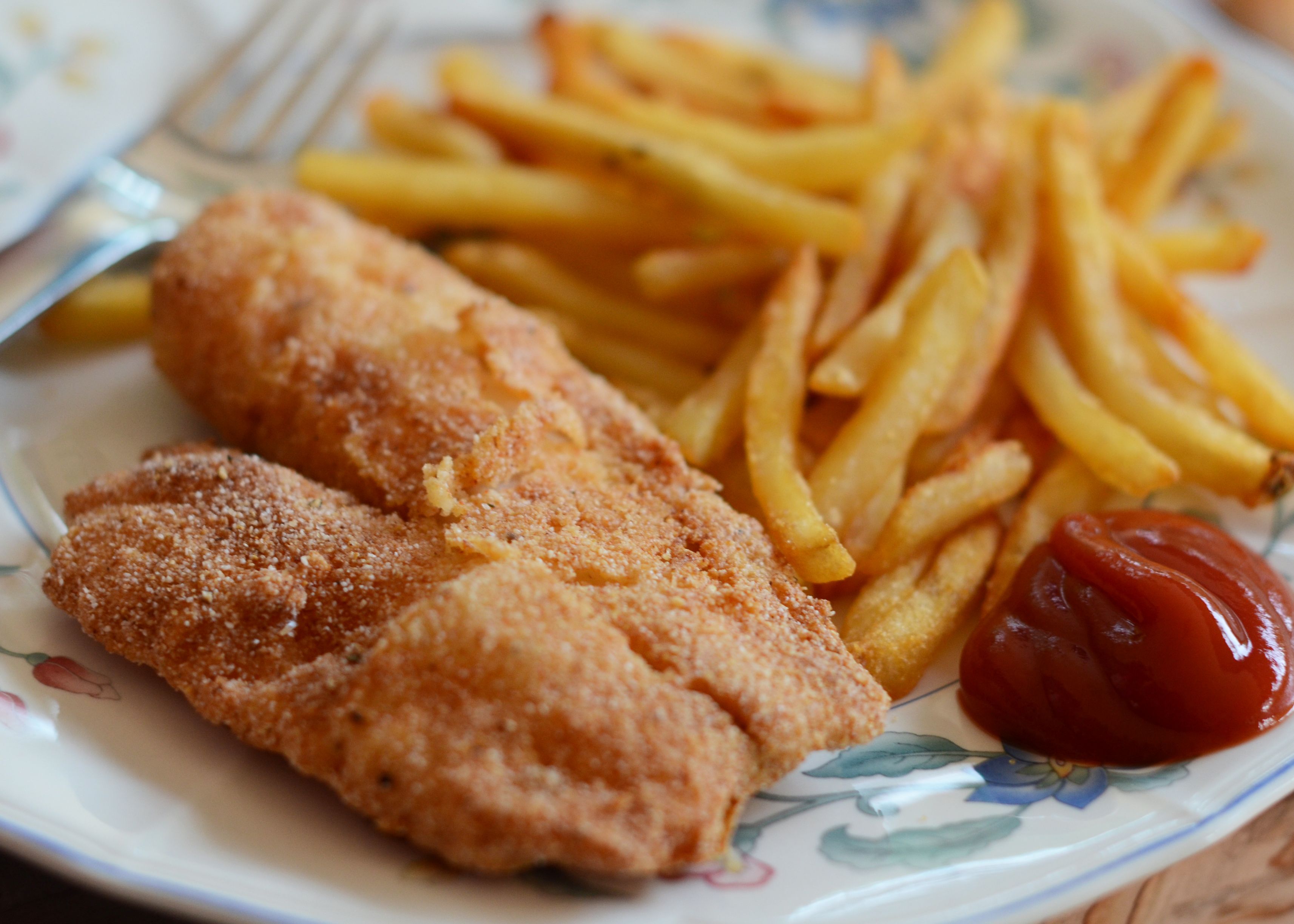 Рыба в британии. Фиш энд чипс в Англии. Рыба с жареной картошкой Англия.