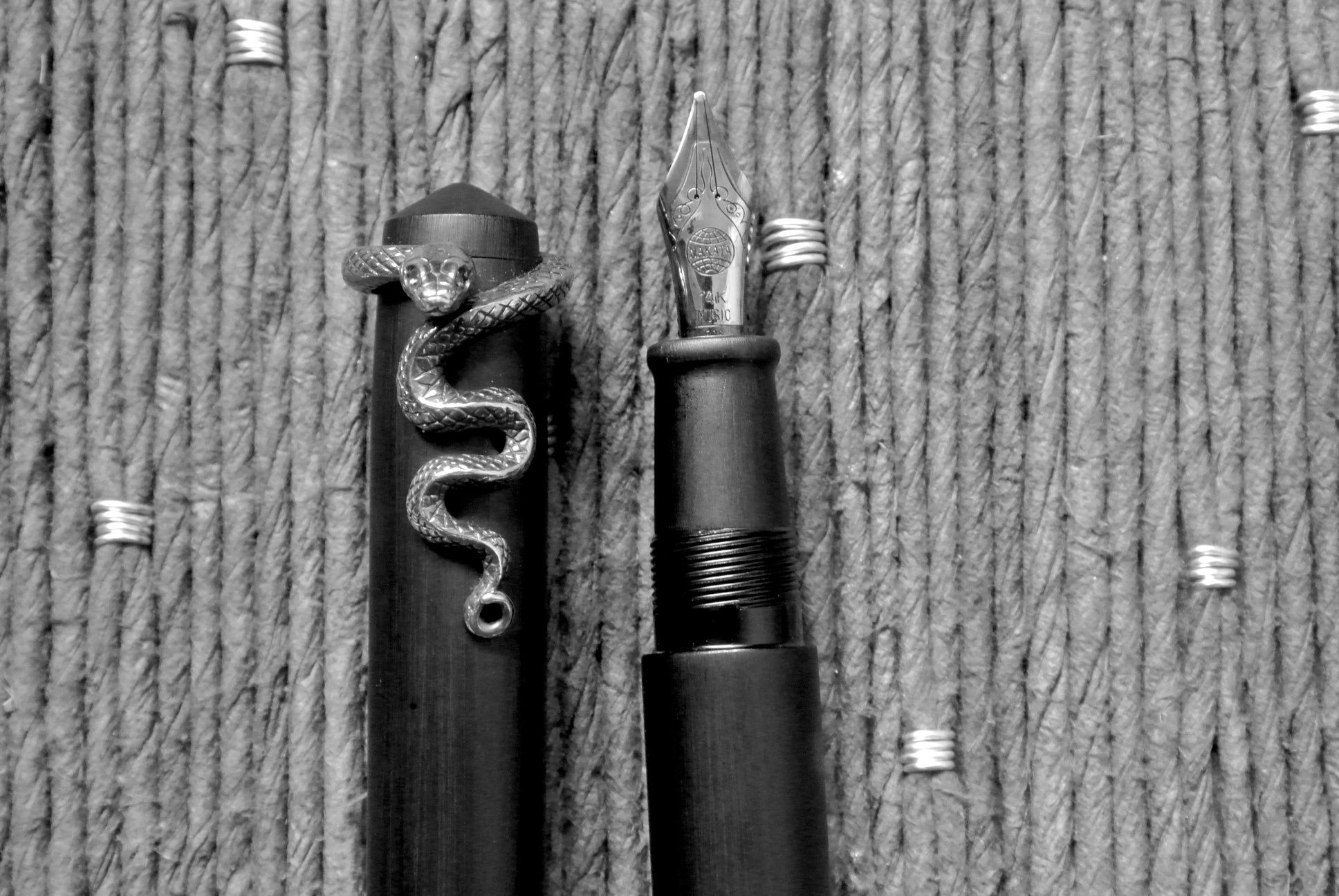 Fountain pen wallpaper for 2012