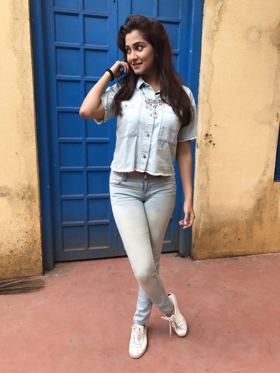 Srishti Jain Hot Look In Short Cloths Pics Picture & Image