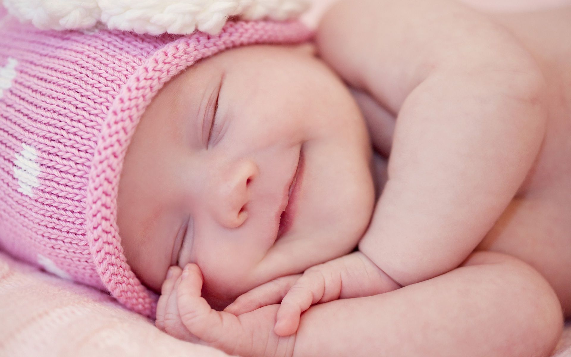 bébés sourient en dormant