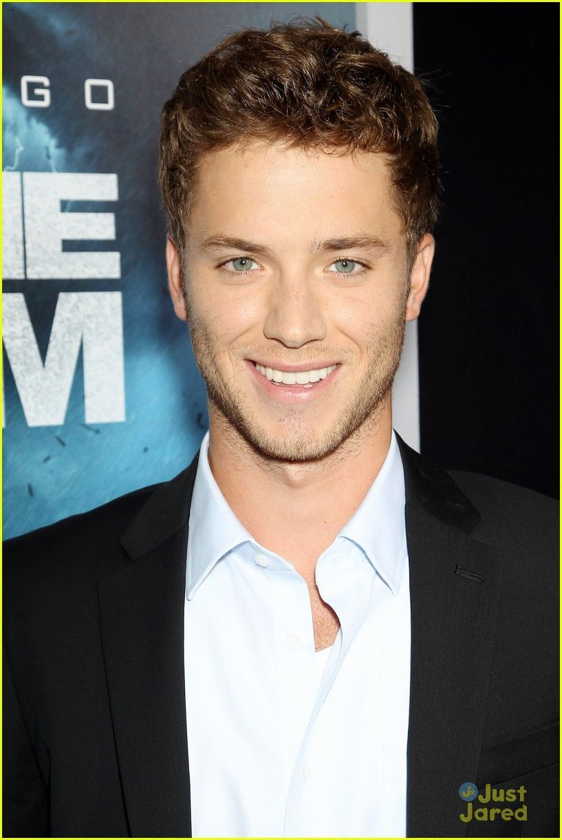 jeremy sumpter into the storm