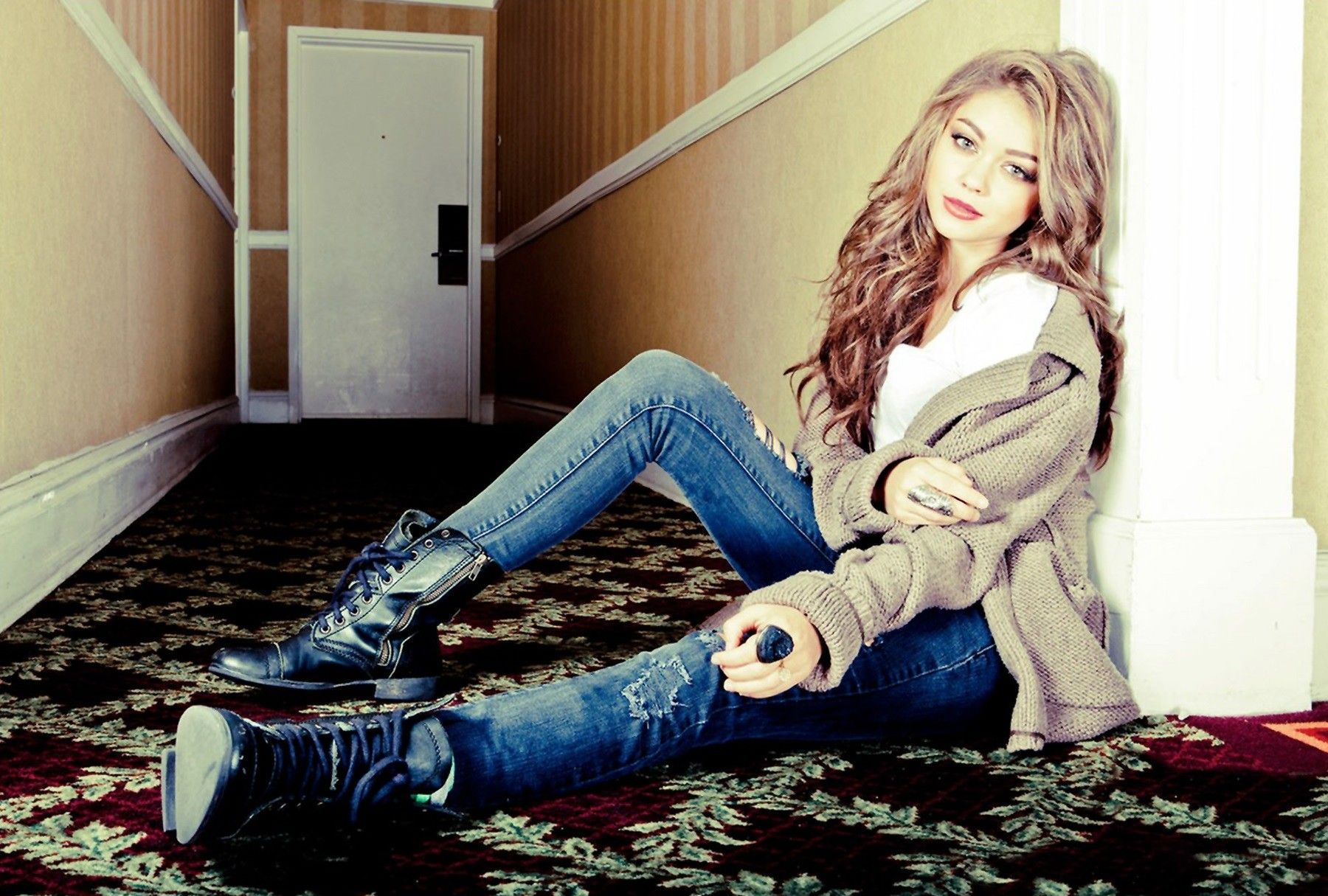 sarah hyland women modern family Wallpaper HD / Desktop
