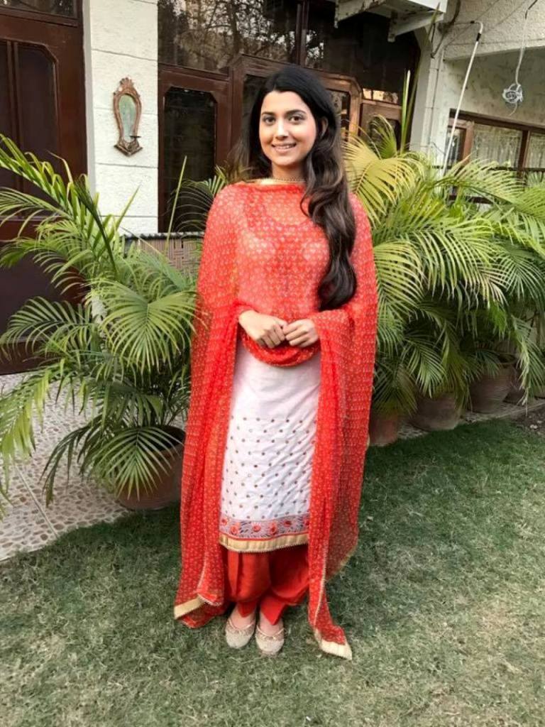Nimrat Khaira Picture