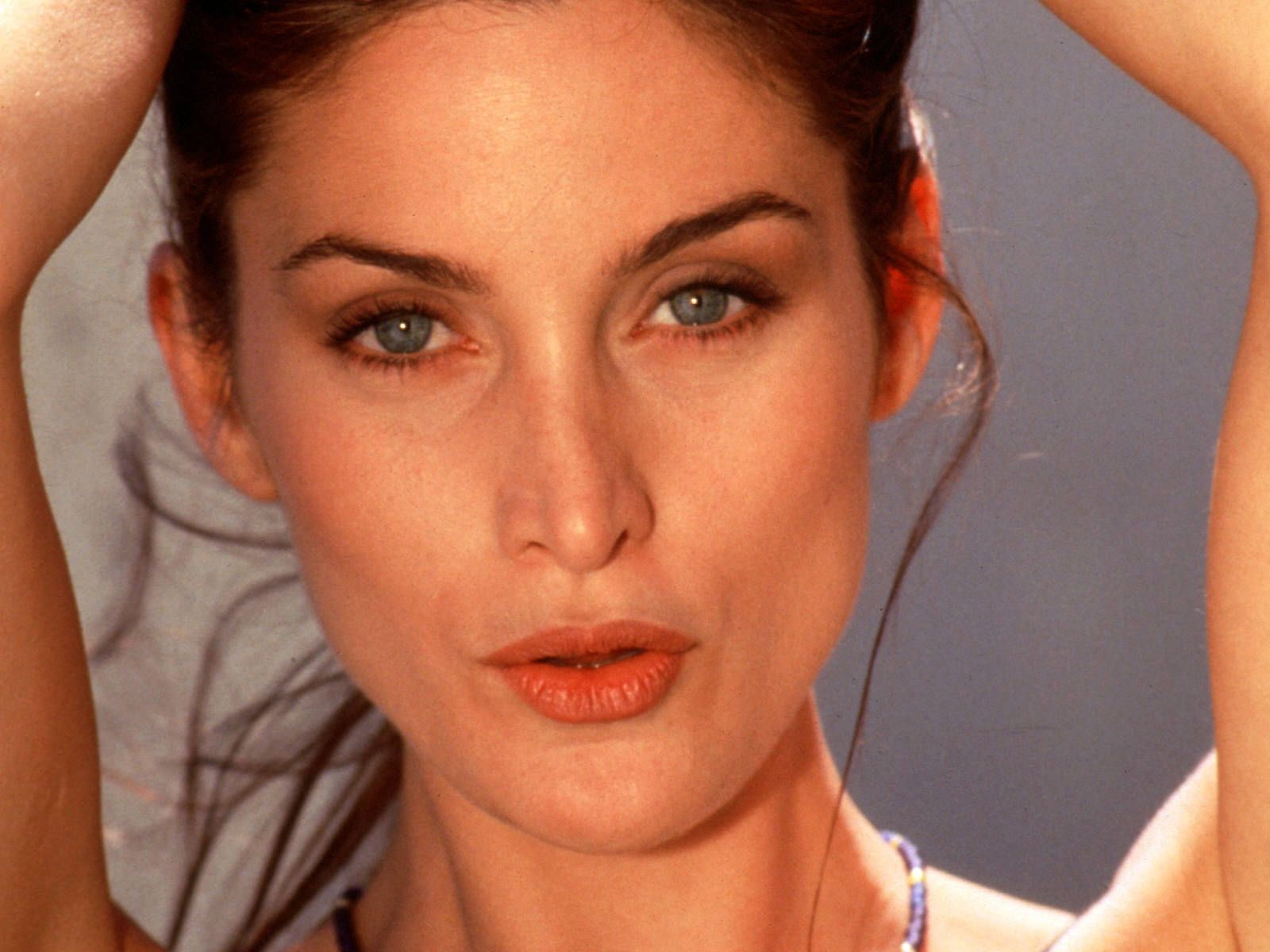 Image Zone Amazing: Carrie Anne Moss