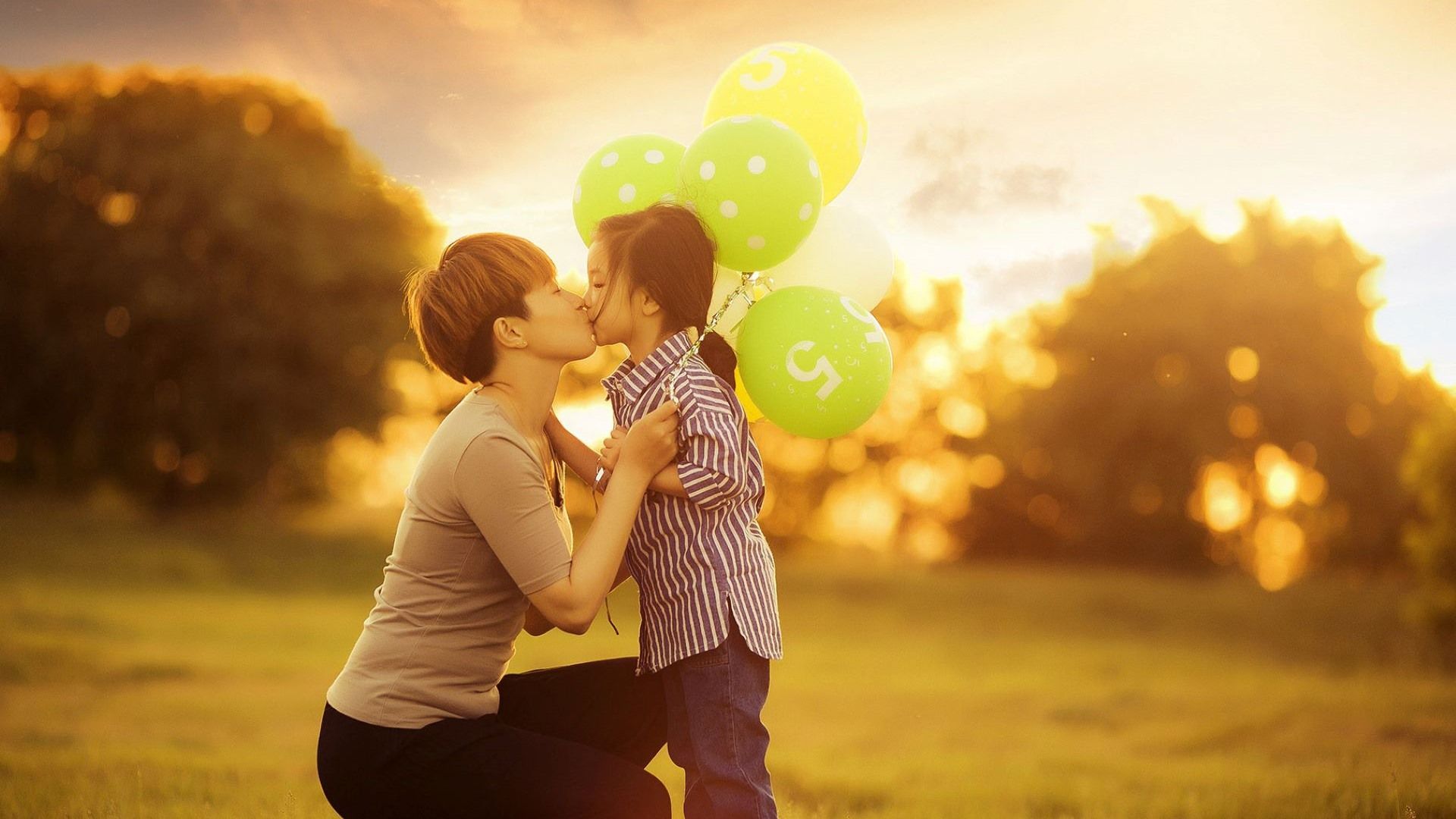 Wallpaper Love kiss, mother and daughter, glare 1920x1200 HD