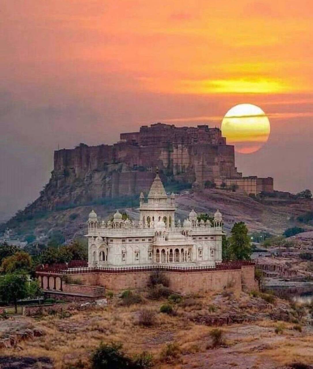 Mehrangarh Fort seen as a backdrop to the blue city of Jodhpur, Rajasthan,  India Stock Photo - Alamy