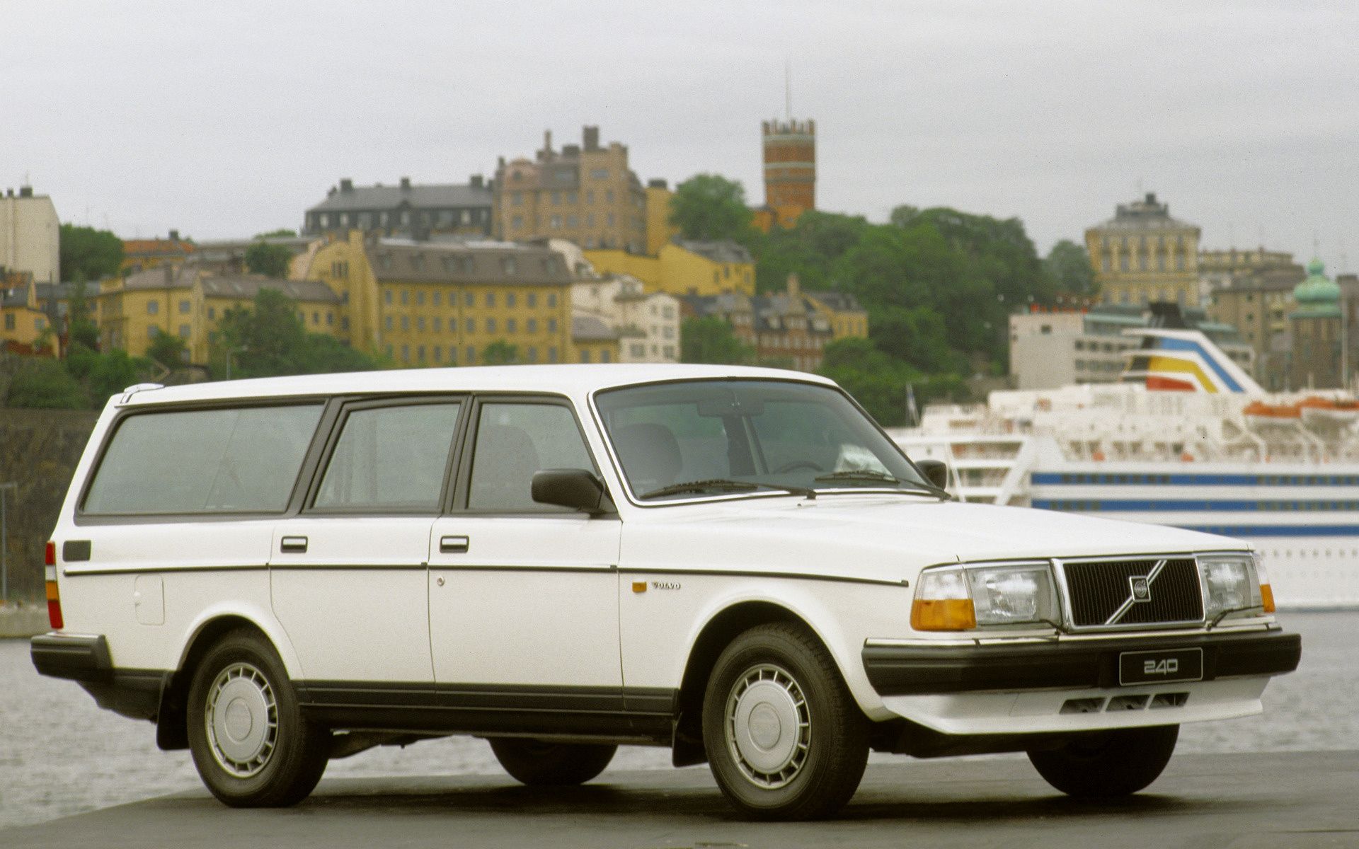 Volvo 240 GL Kombi and HD Image