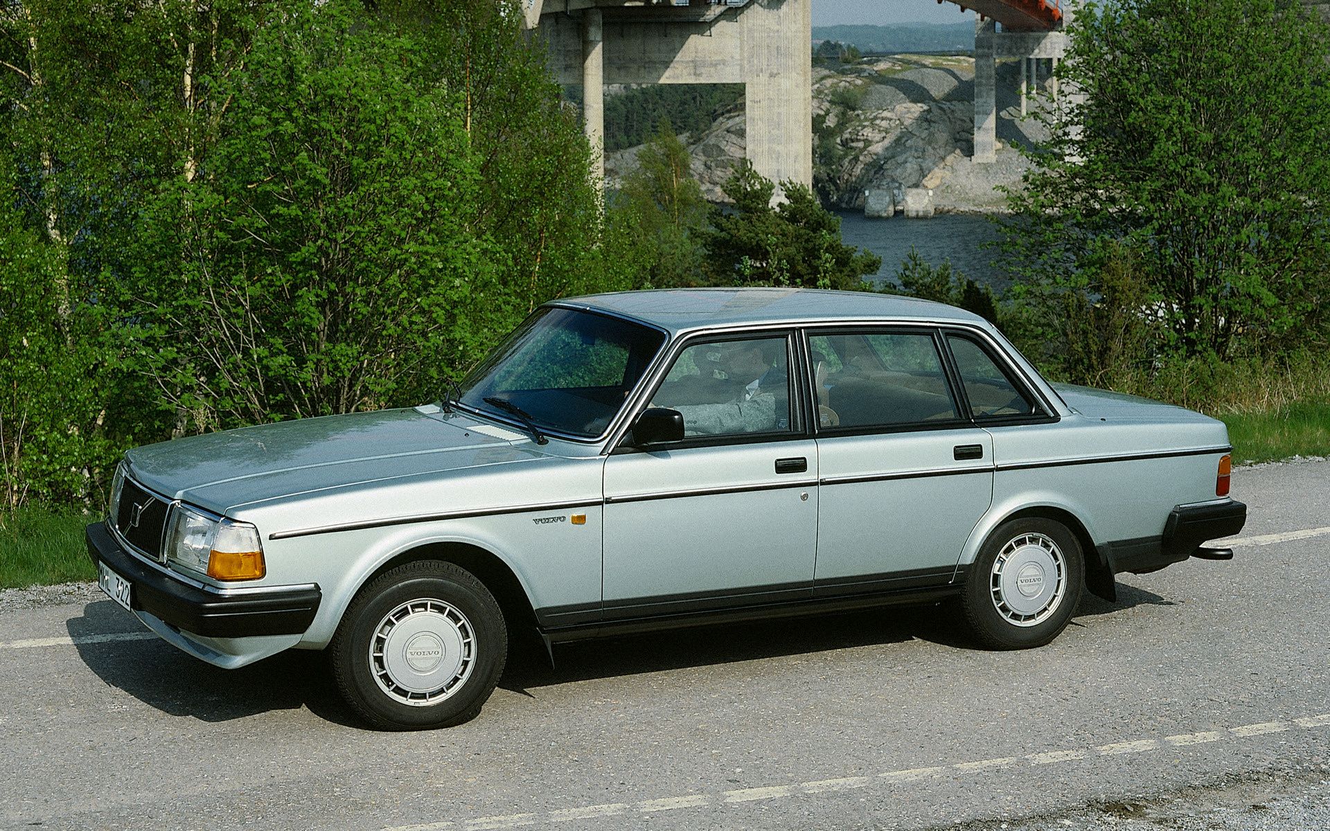 Volvo 240 GL and HD Image