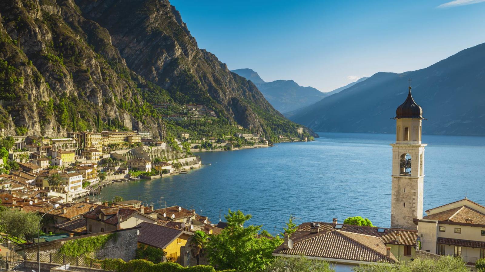 Lake Garda Italia. WORLD OF WANDERLUST