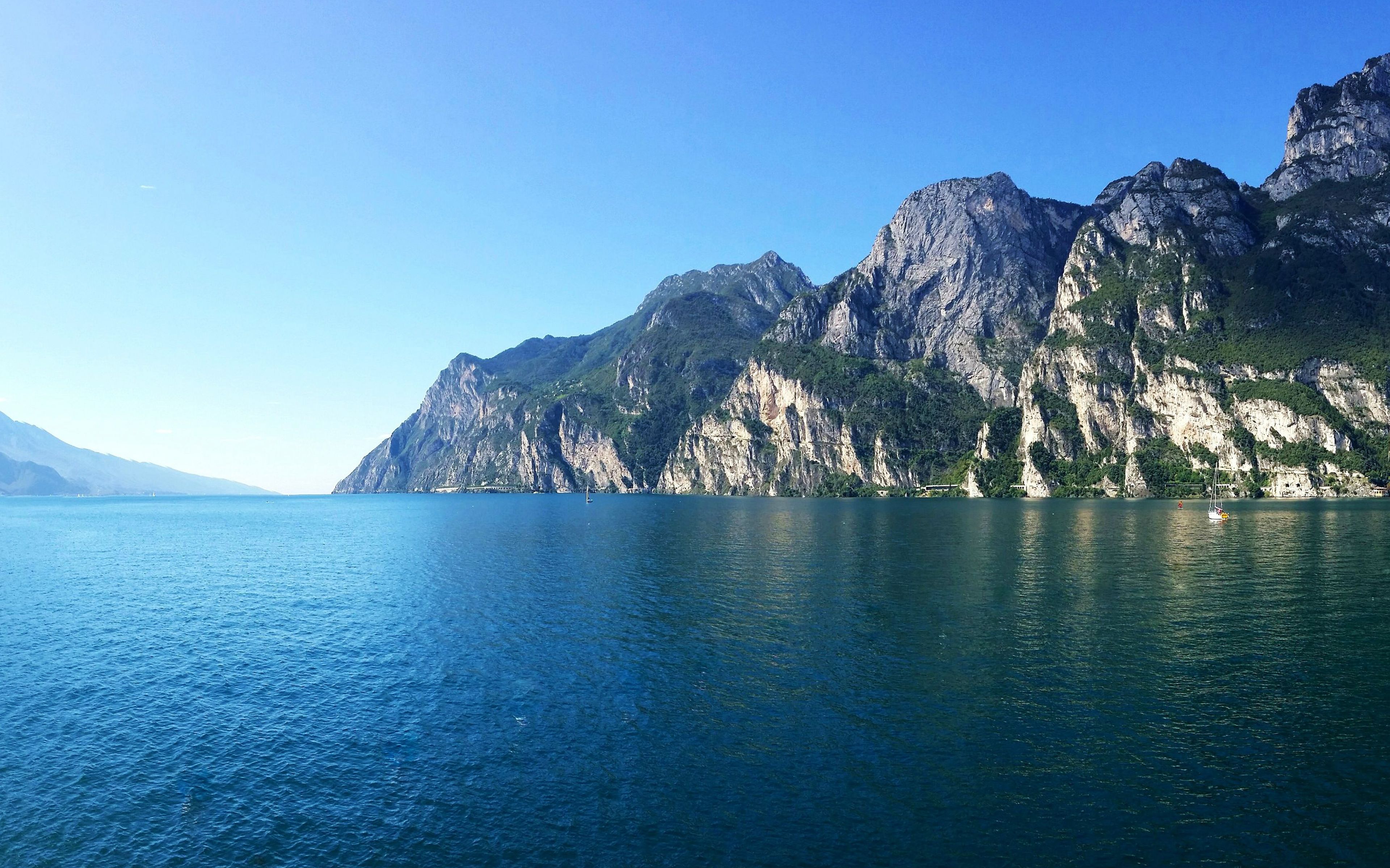 Download wallpaper Lake Garda, 4k, mountain lake, mountains, Alps