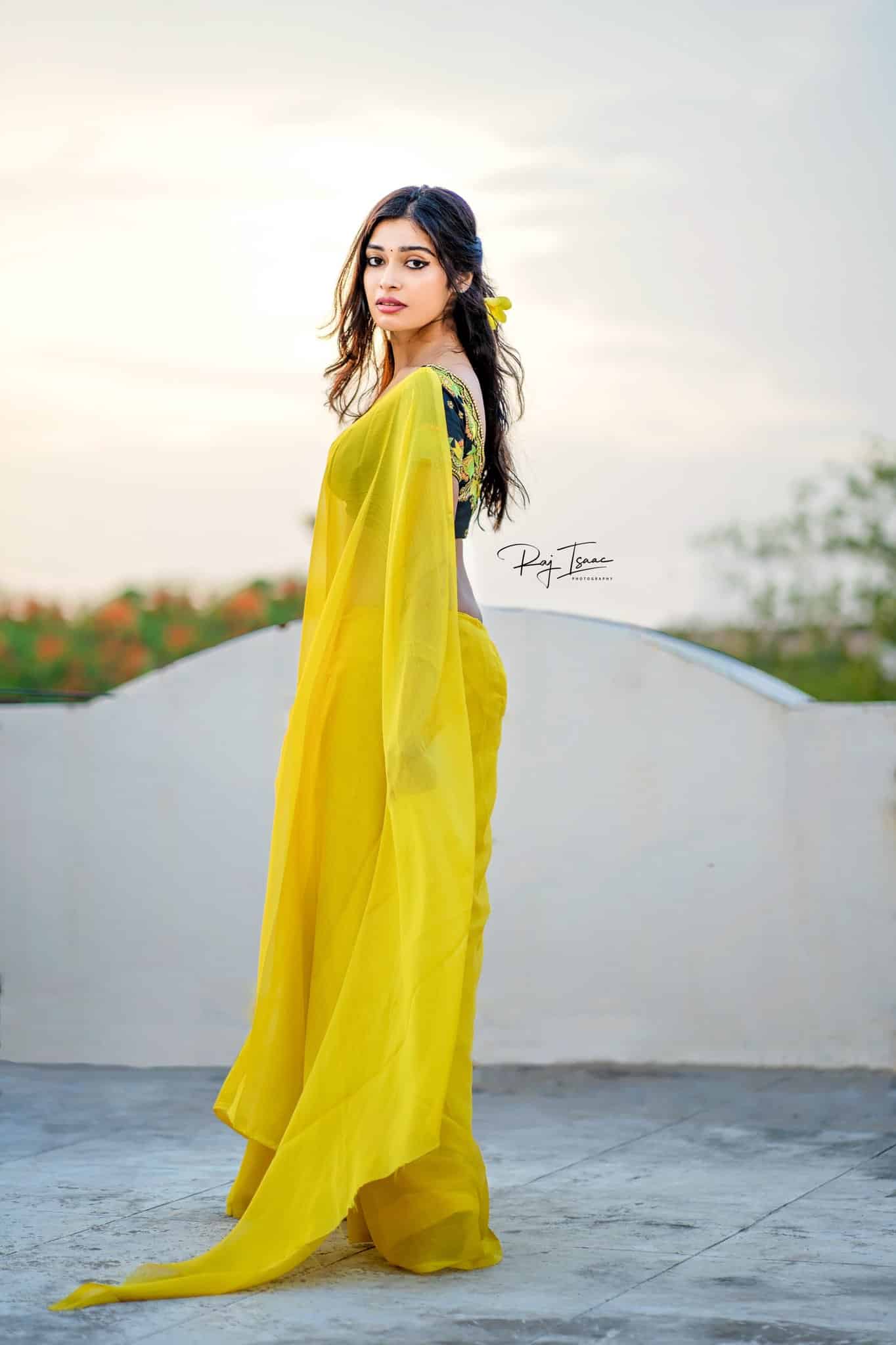 Dharsha Gupta Hot Pics In Saree