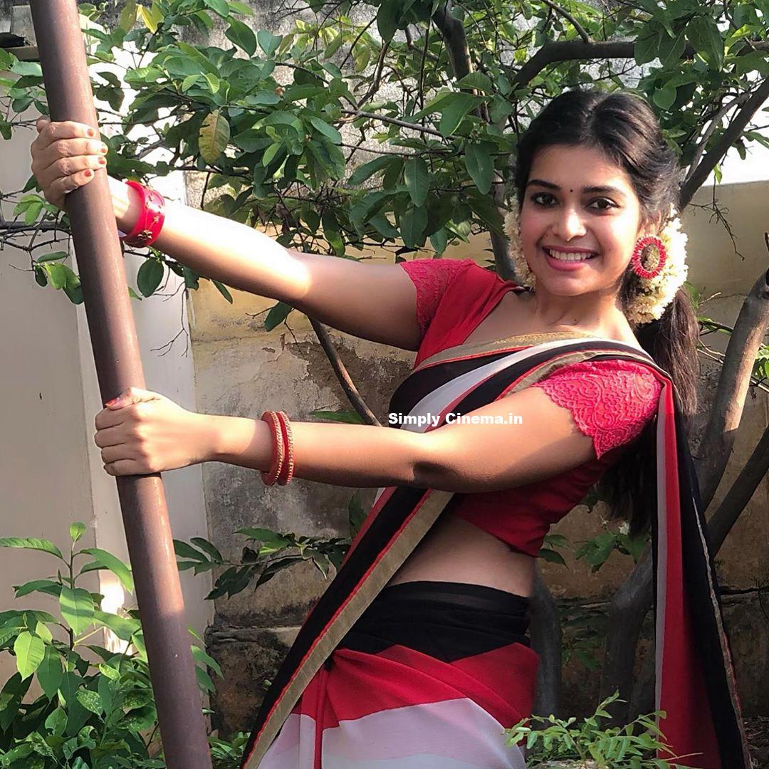 Tamil Actress Dharsha Gupta Saree Photo