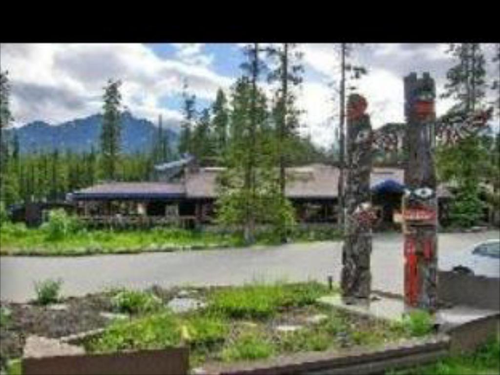 Best Price on Sunwapta Falls Rocky Mountain Lodge in Jasper (AB) +