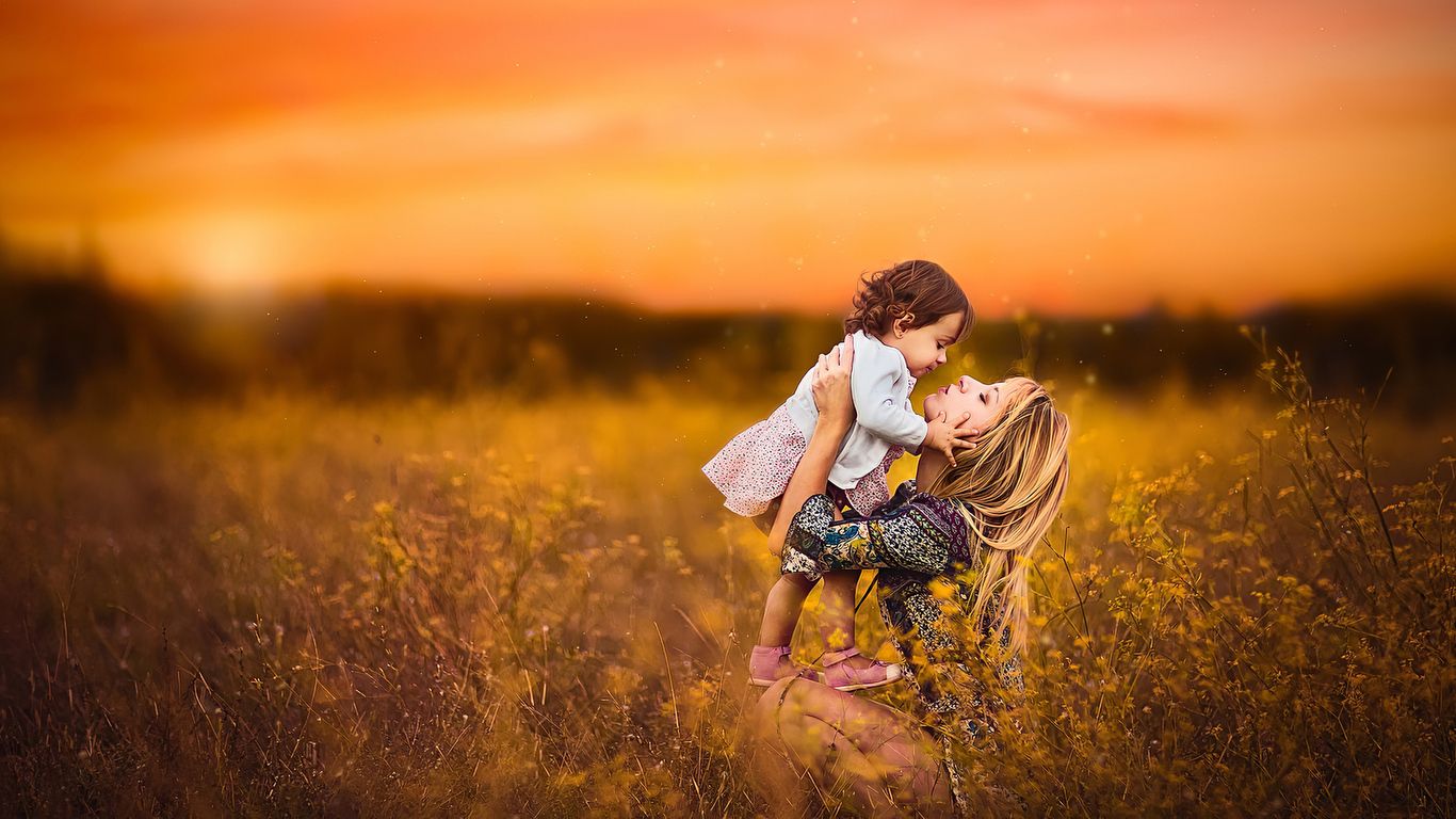 Mom With Little Daughter 1366x768 Resolution HD 4k