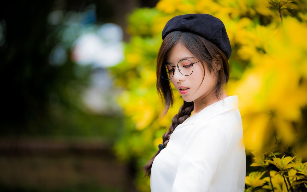 Asian girl with glasses and a black beret Desktop wallpaper 1280x800